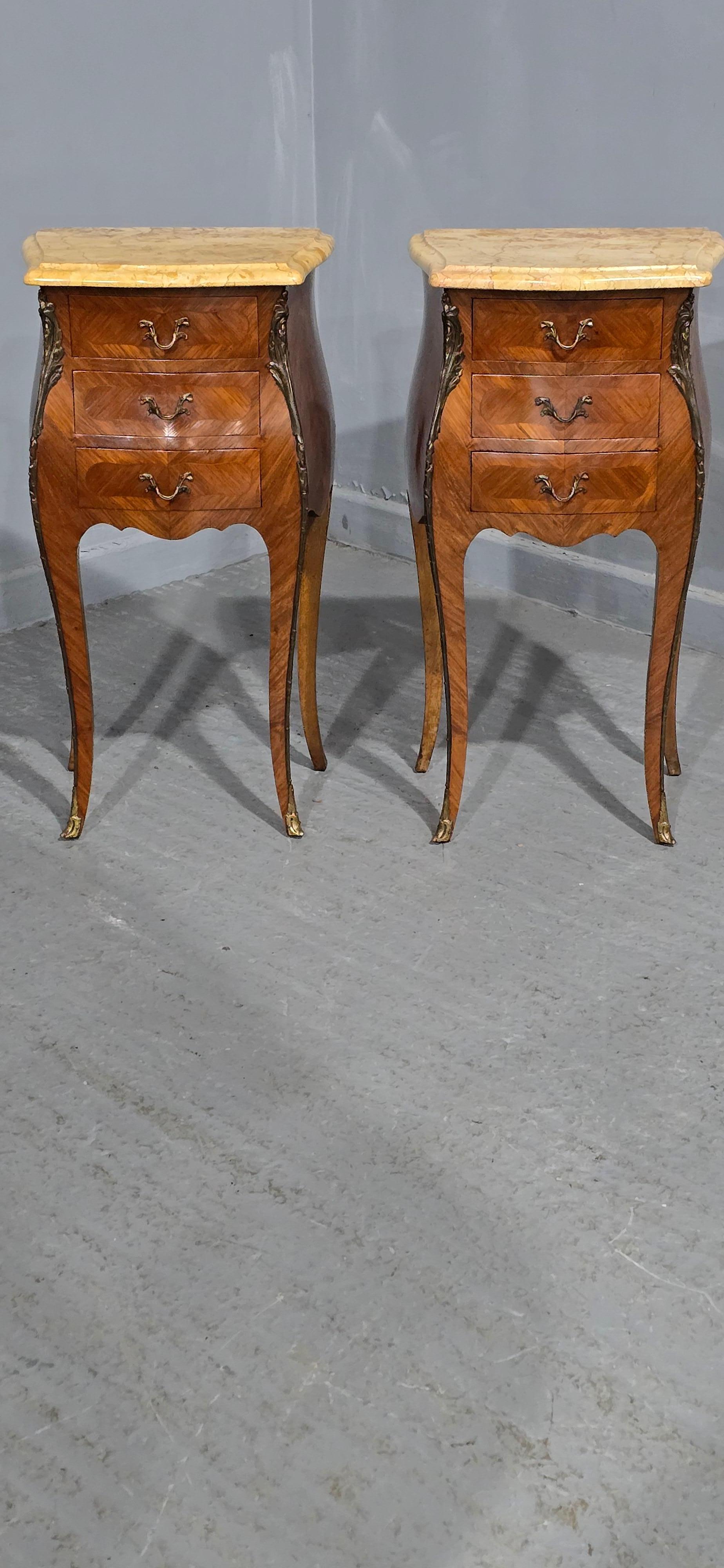 Français Super Pair Beside Lamp Chests of Drawers en vente