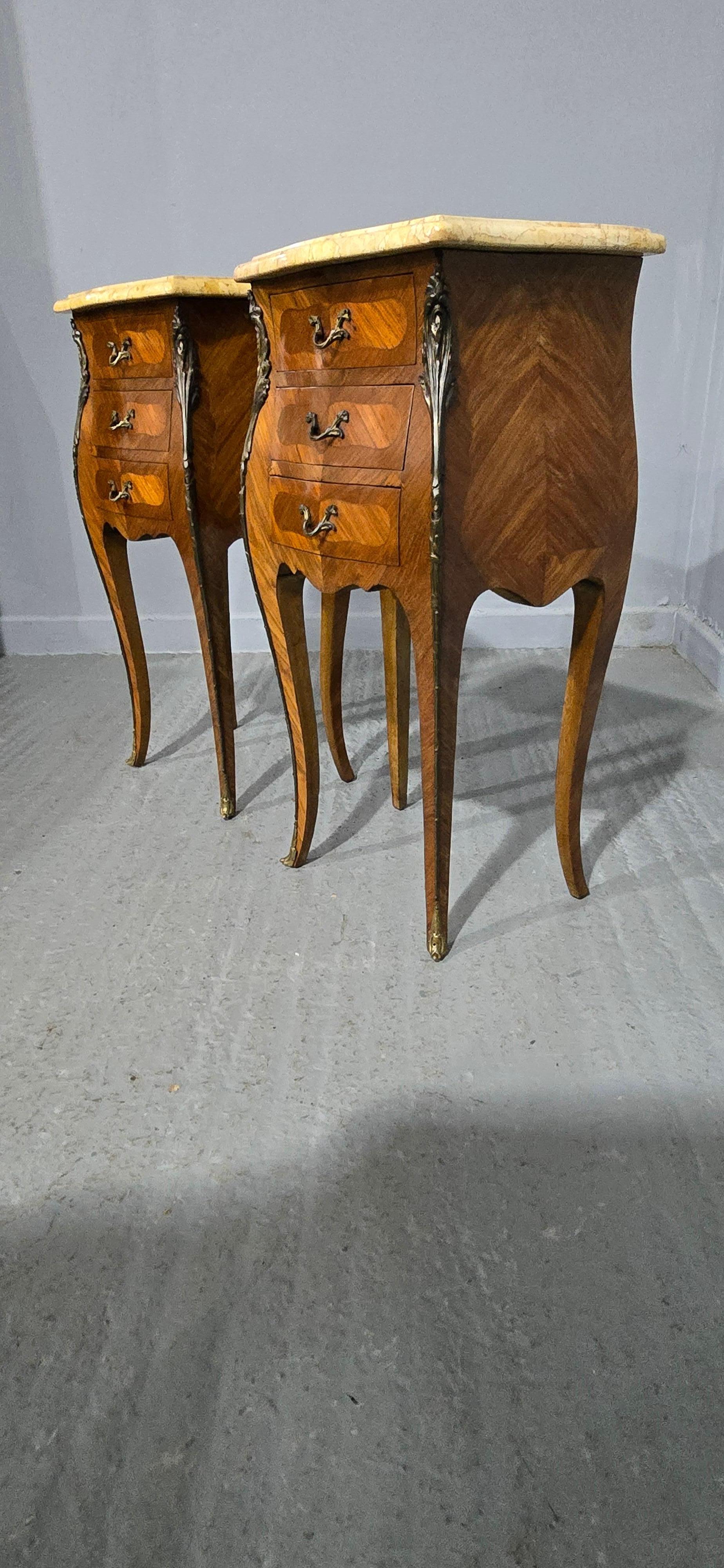 Placage Super Pair Beside Lamp Chests of Drawers en vente