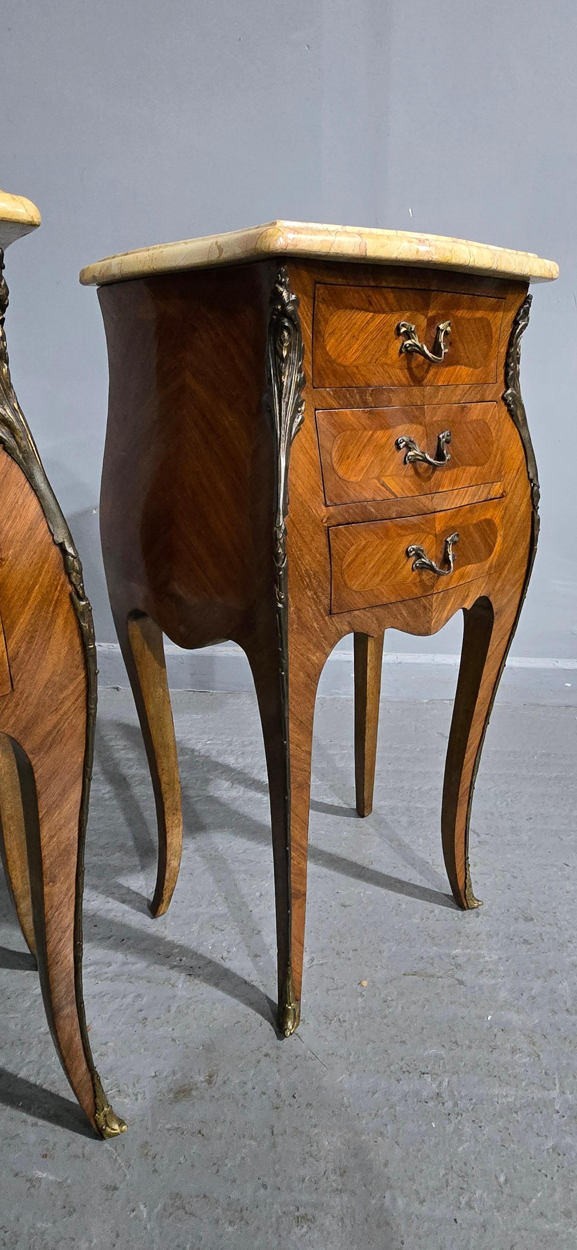 20ième siècle Super Pair Beside Lamp Chests of Drawers en vente