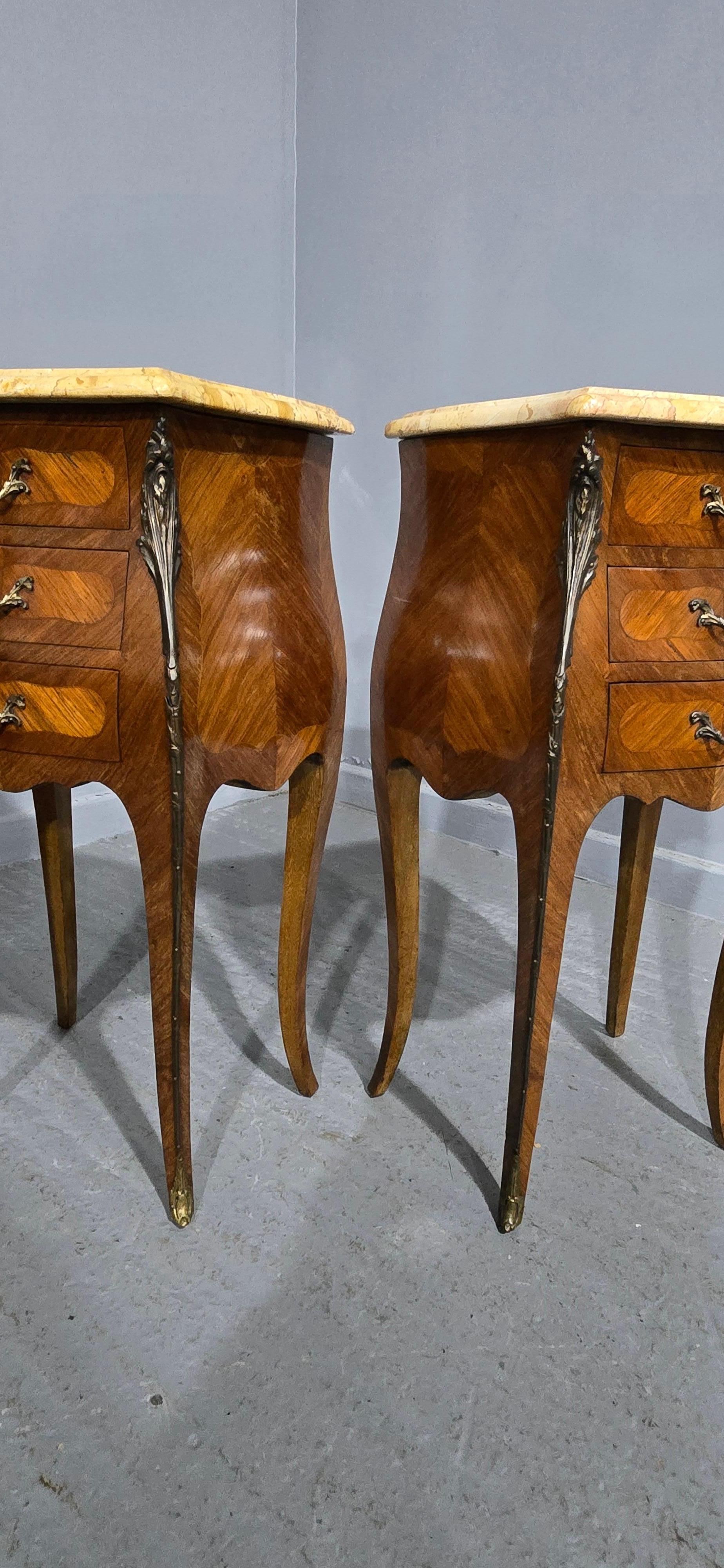 Super Pair Beside Lamp Chests of Drawers en vente 1