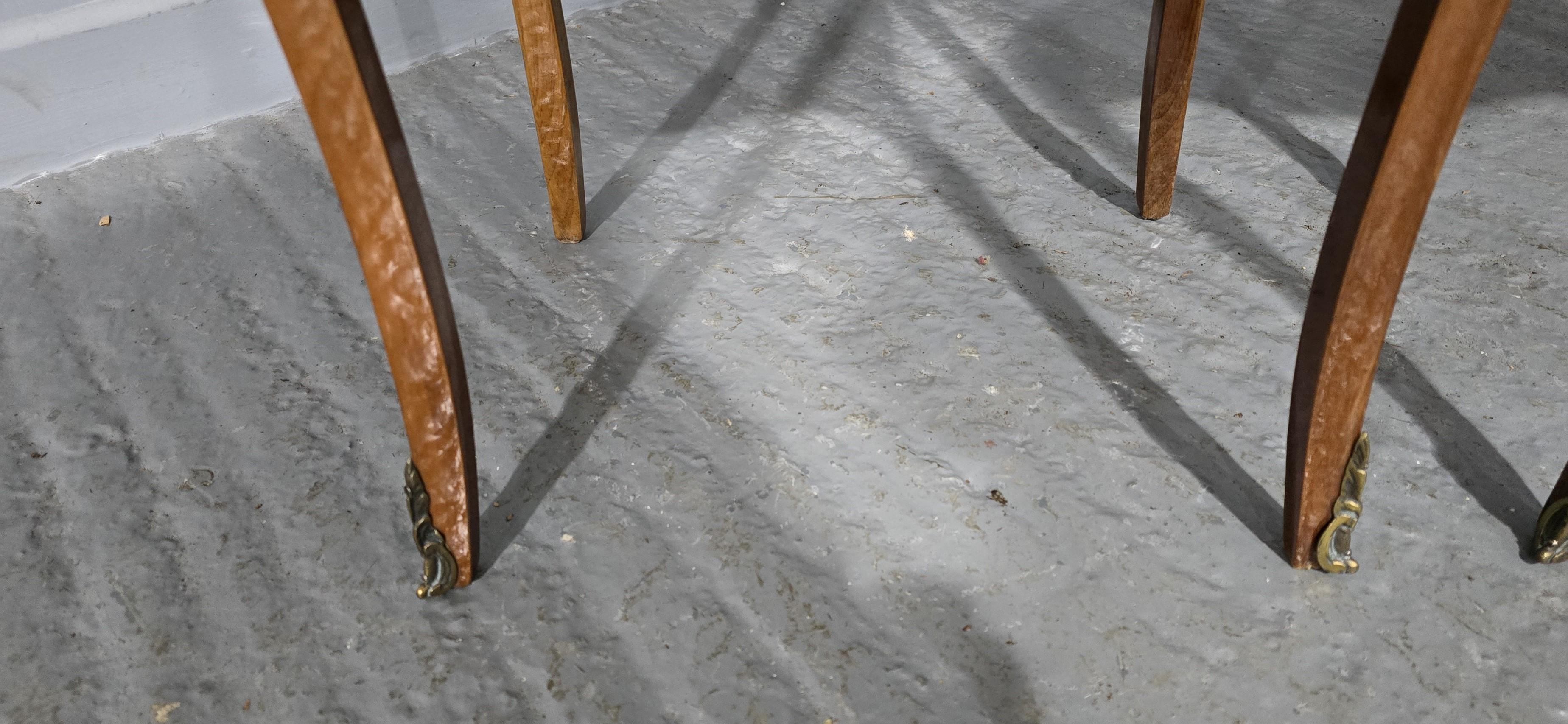 Francese Super coppia di cassettoni da letto francesi intarsiati in vendita