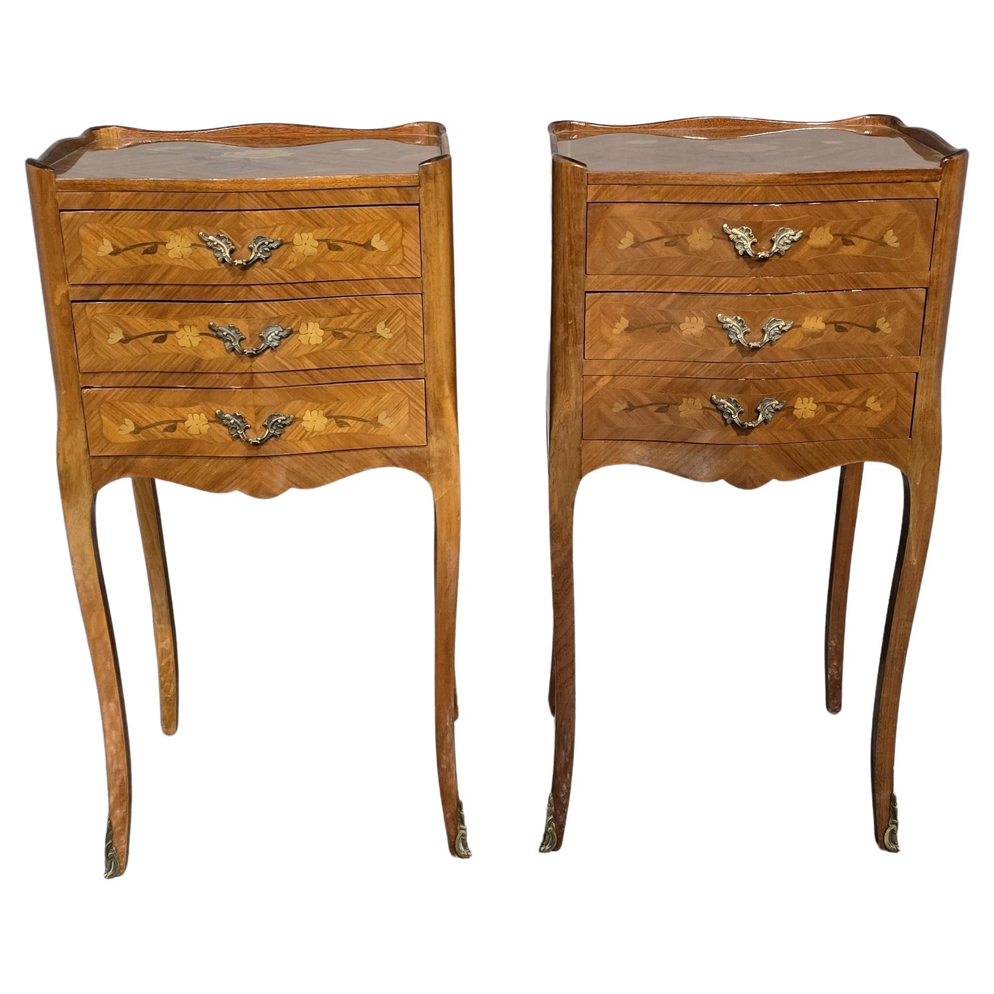 Super coppia di cassettoni da letto francesi intarsiati in vendita