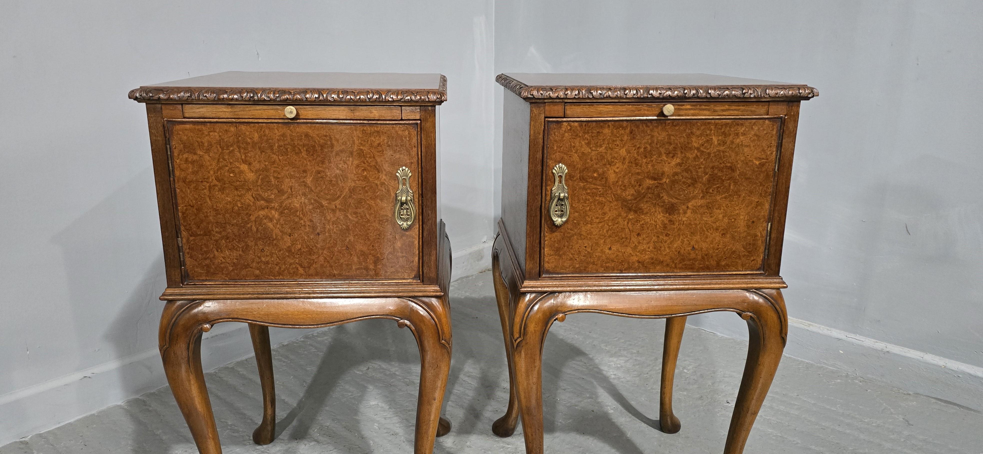 Ottima coppia di comodini in radica di noce Queen Anne di Beresford & Hicks London, con slitta a spazzola, lucidati di nuovo alla francese con metodi tradizionali nei nostri laboratori, colore e condizioni eccellenti.

29