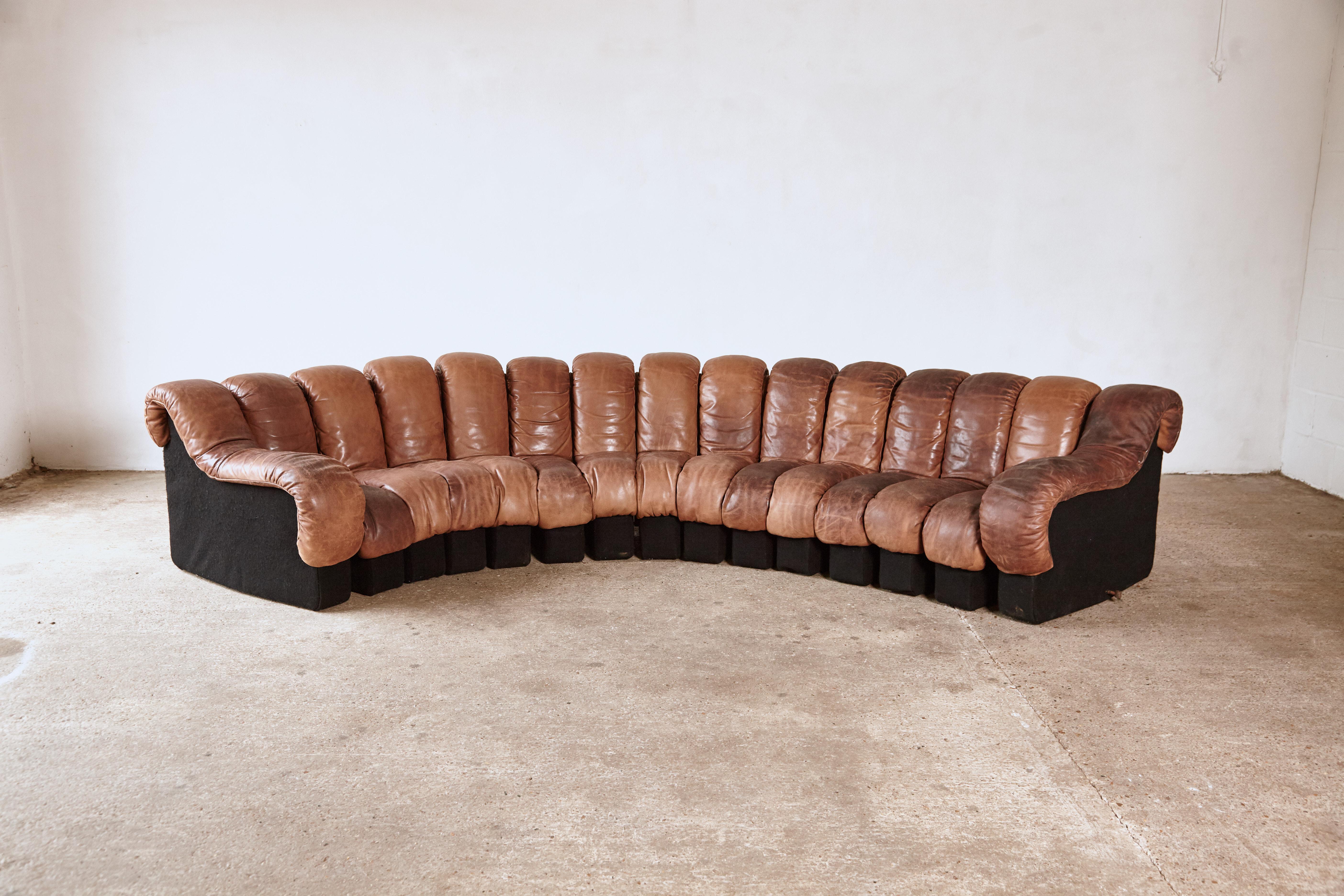 Super patinated De Sede DS-600 modular sectional nonstop sofa by Heinz Ulrich, Ueli bergere and Elenora Peduzzi-Riva, 1970s, Switzerland. Original brown leather seating with felt bases. 15 elements which zip together and apart. Modules can be added