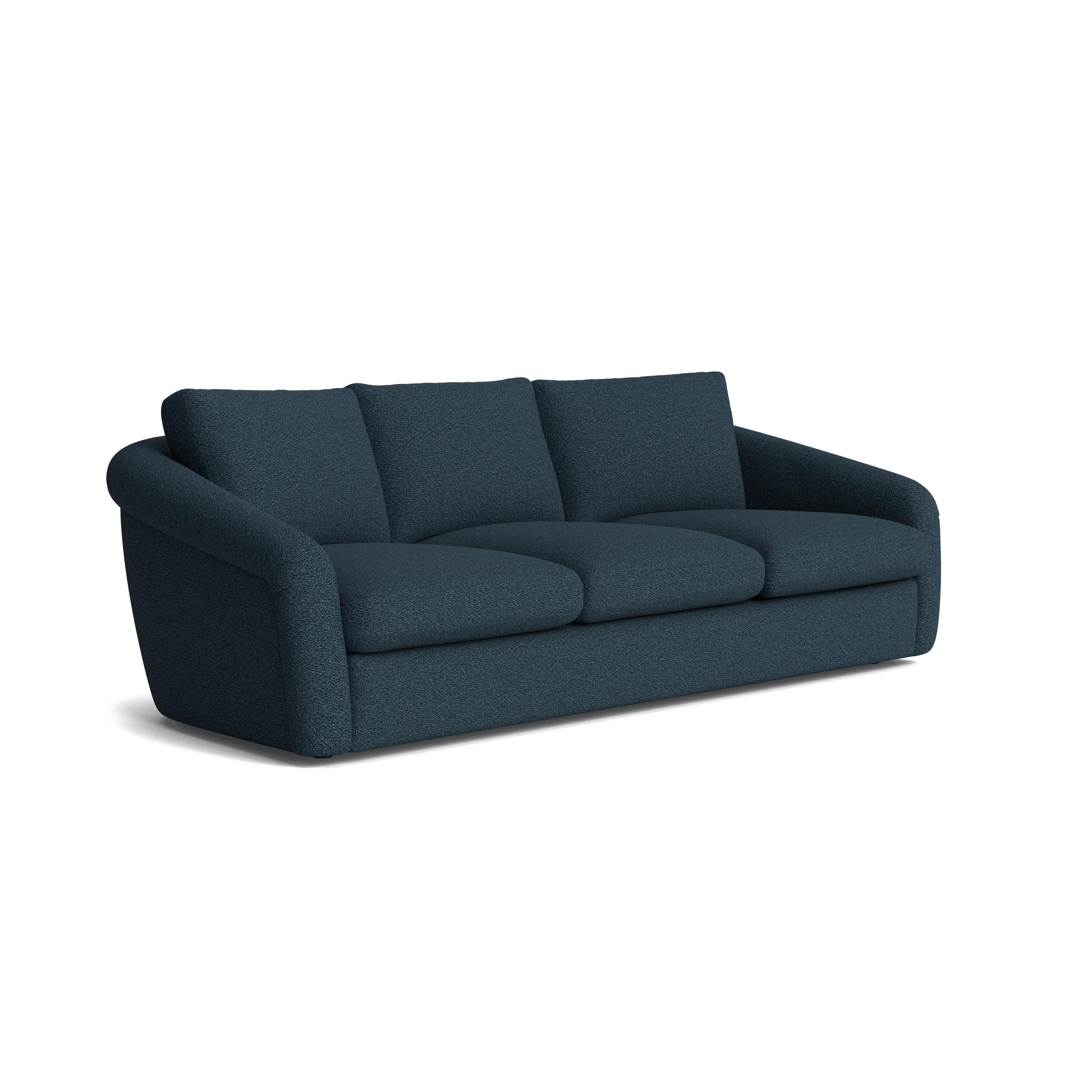 I cuscini profondi e ultra morbidi di questo divano ti invitano a sprofondare, mentre le curve morbide e organiche e lo schienale dolcemente arcuato aggiungono un tocco di eleganza a qualsiasi spazio. Realizzata con la massima qualità, presenta una
