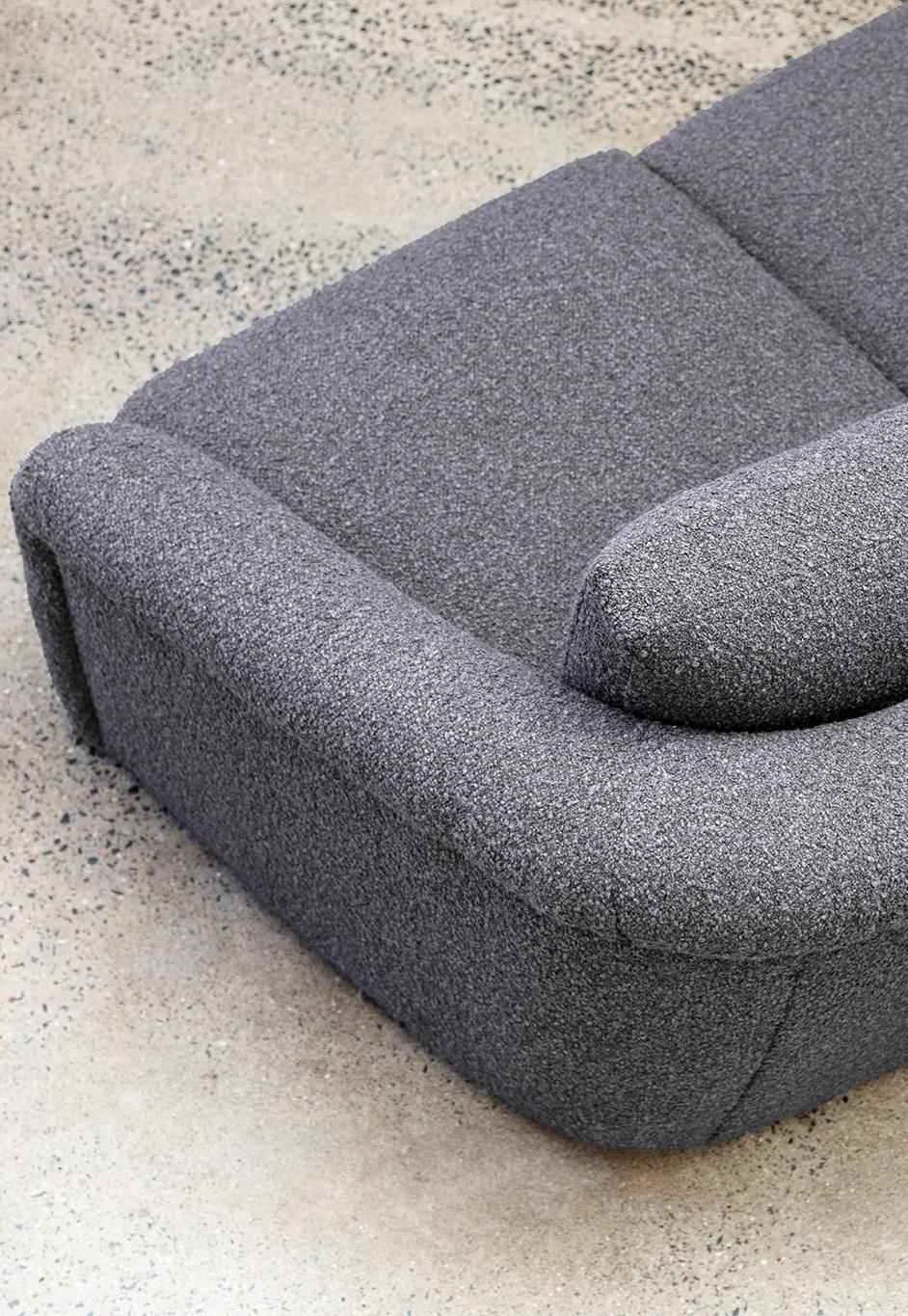 Divano moderno organico e super soffice in Performance Bouclé in vendita 2