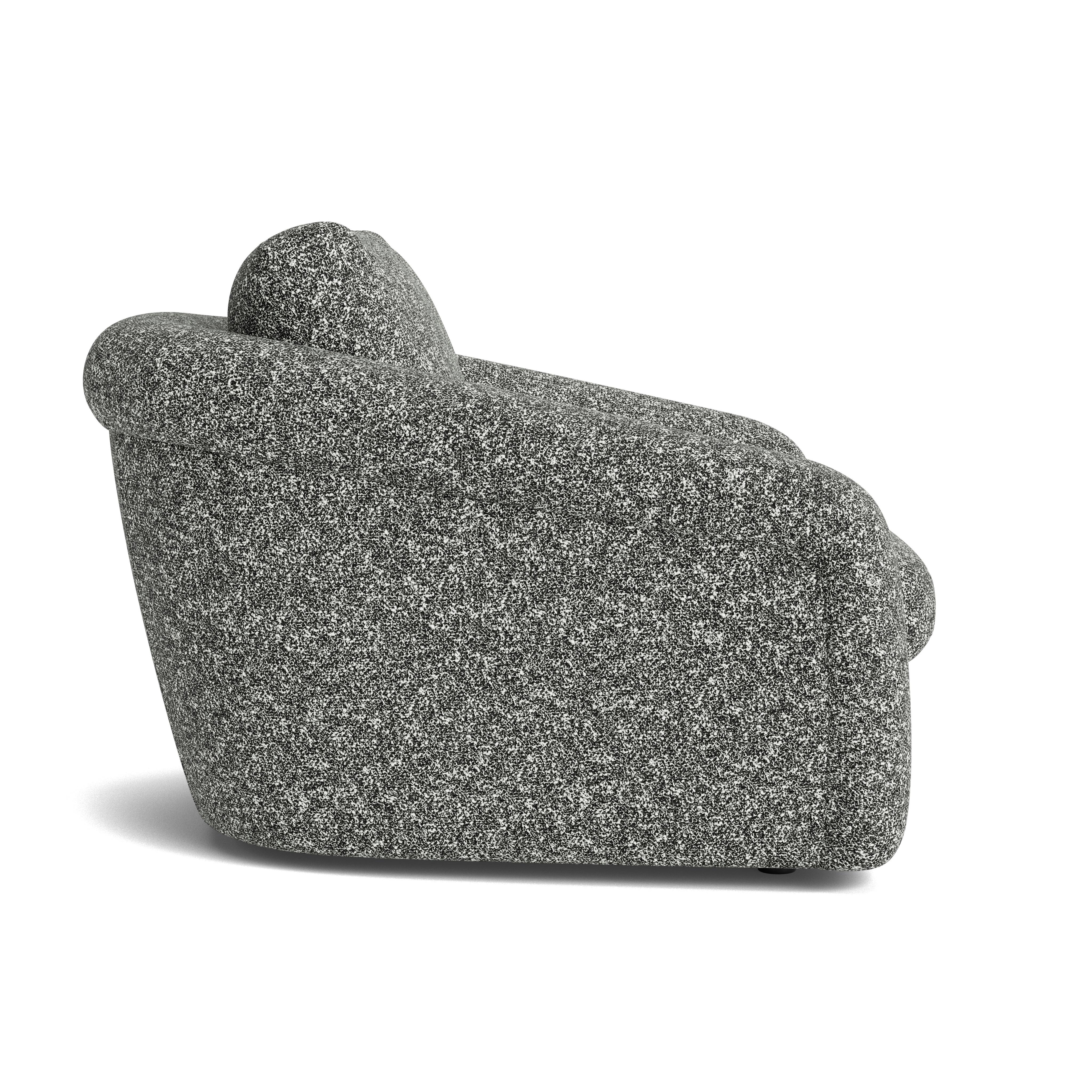 Les coussins profonds et ultra-plaisants de cette chaise vous invitent à vous y enfoncer, tandis que les courbes douces et organiques et le dossier légèrement arqué ajoutent une touche d'élégance à tout espace. Fabriqué avec la plus haute qualité,