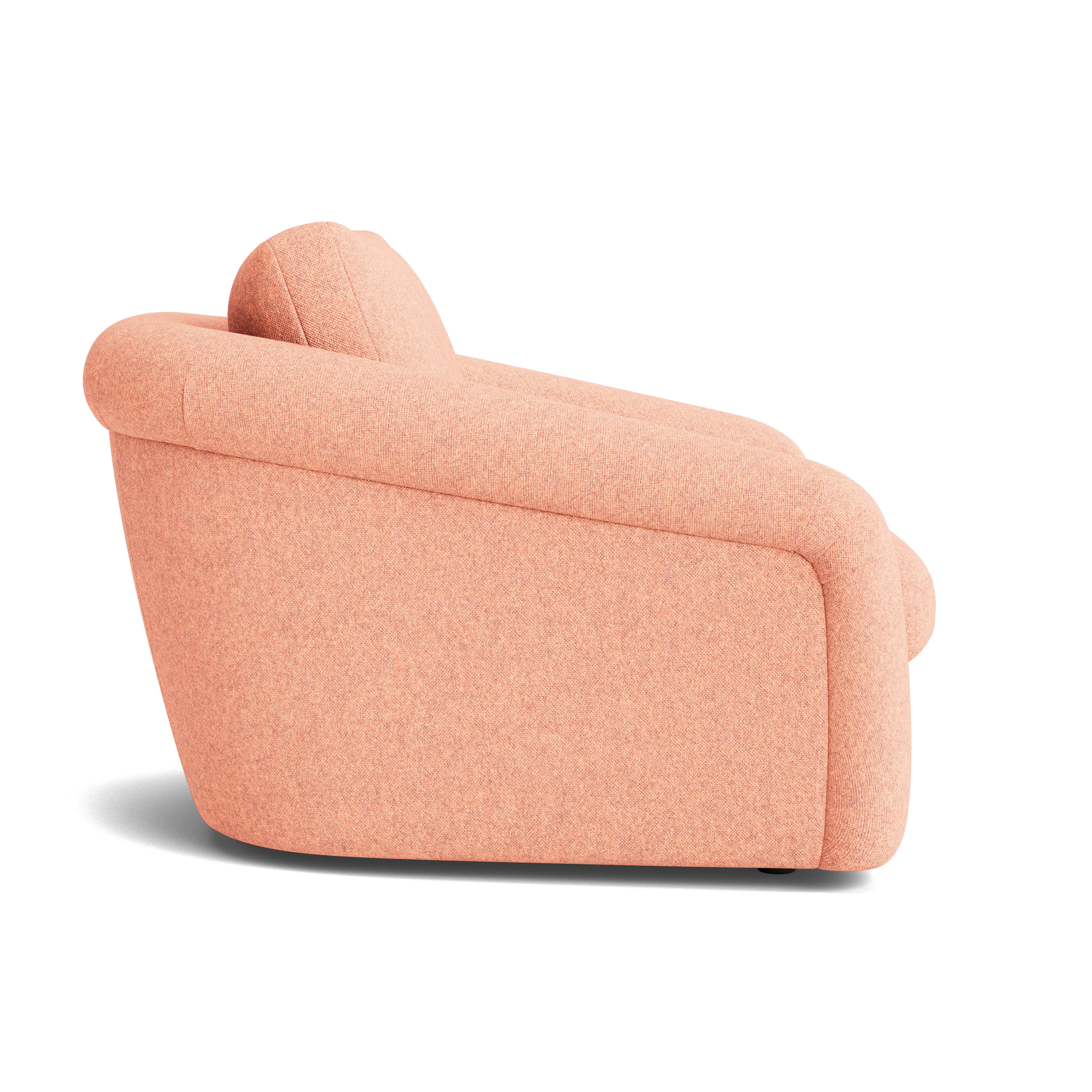 Los cojines profundos y muy mullidos de esta silla te invitan a hundirte, mientras que las curvas suaves y orgánicas y el respaldo suavemente arqueado añaden un toque elegante a cualquier espacio. Fabricada con la máxima calidad, tiene suspensión