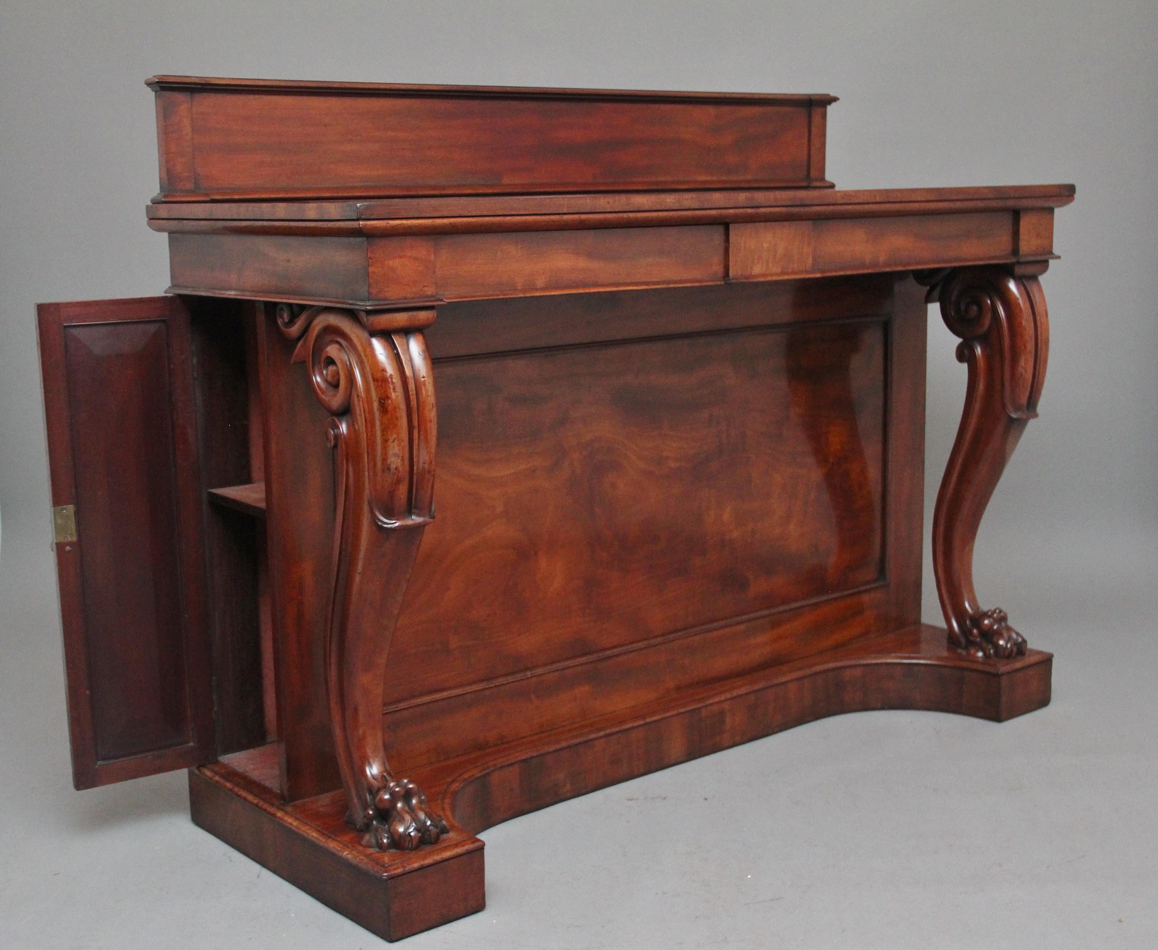A lovely quality mid 19th Century mahogany serving / console table, having a nice deep figured top with a moulded edge gallery, the frieze below having two mahogany lined drawers supported on bold carved cabriole legs with scroll decoration
