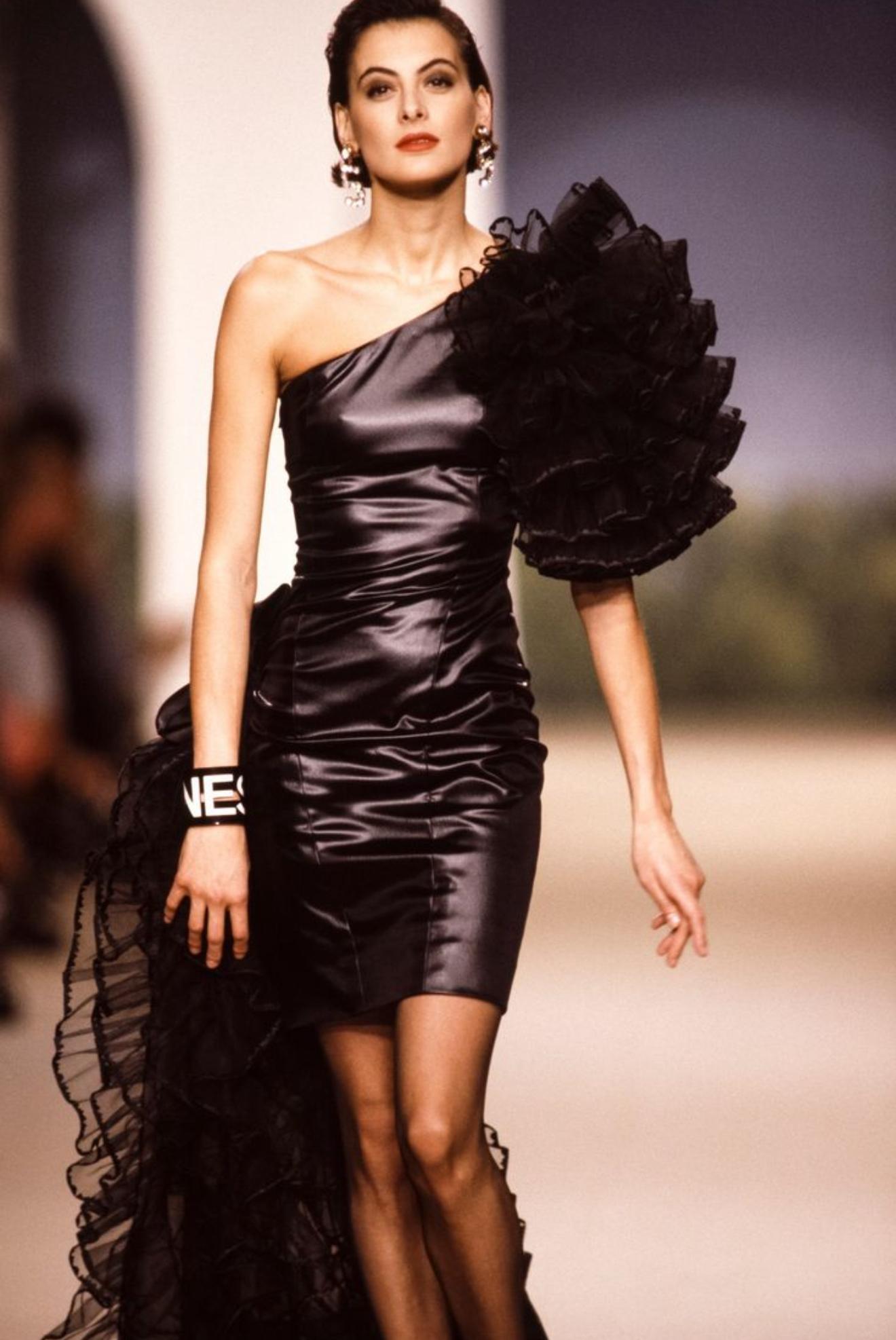 Entra nella storia di Chanel con questo spettacolare e rarissimo paio di orecchini con il numero 