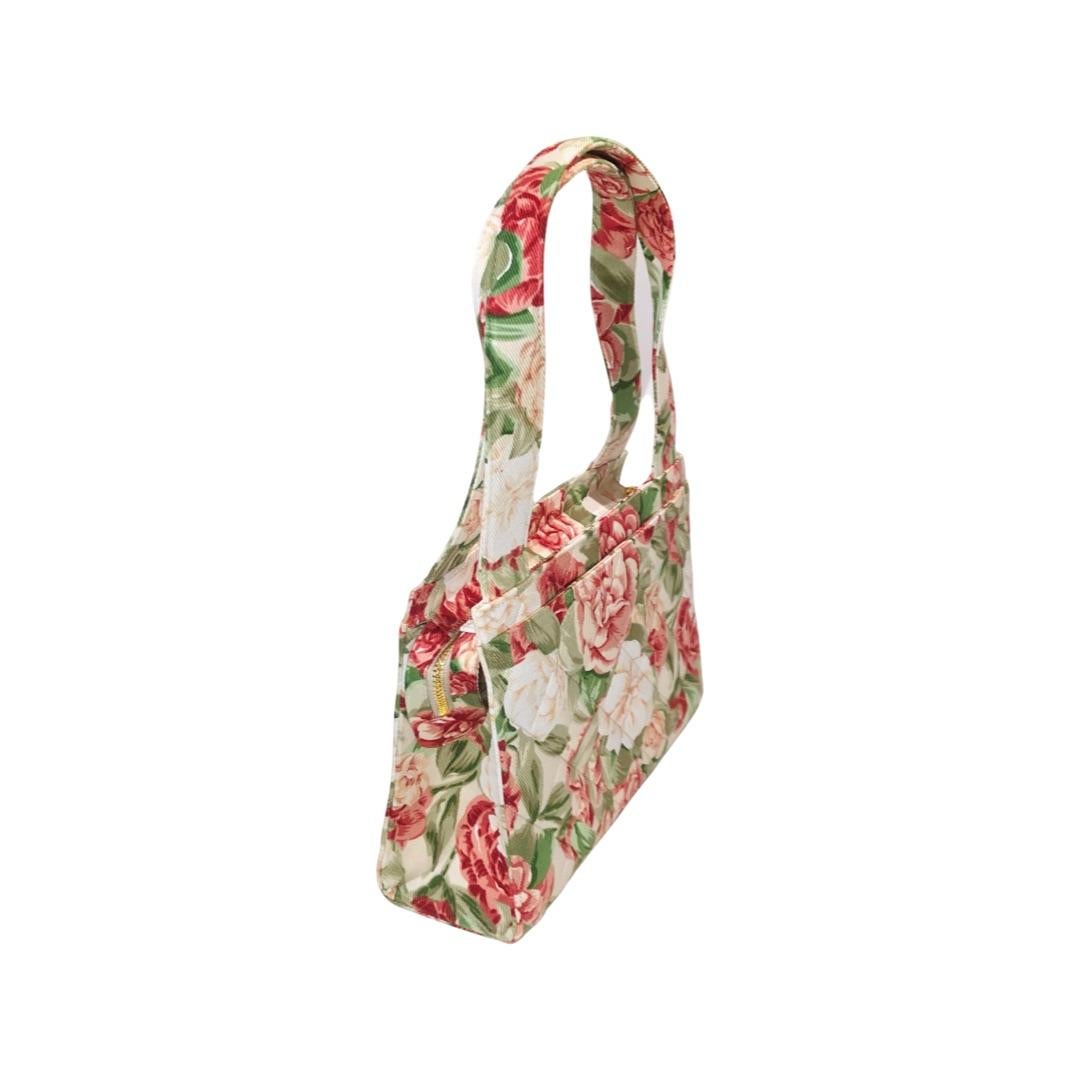 - Super seltene Vintage 1997 Chanel floral print Leinwand Handtasche in ausgezeichnetem bis neuwertigem Zustand!

- Grün/Rot/Weißer Gesamtblumendruck. 

- Reißverschluss mit goldener Hardware 