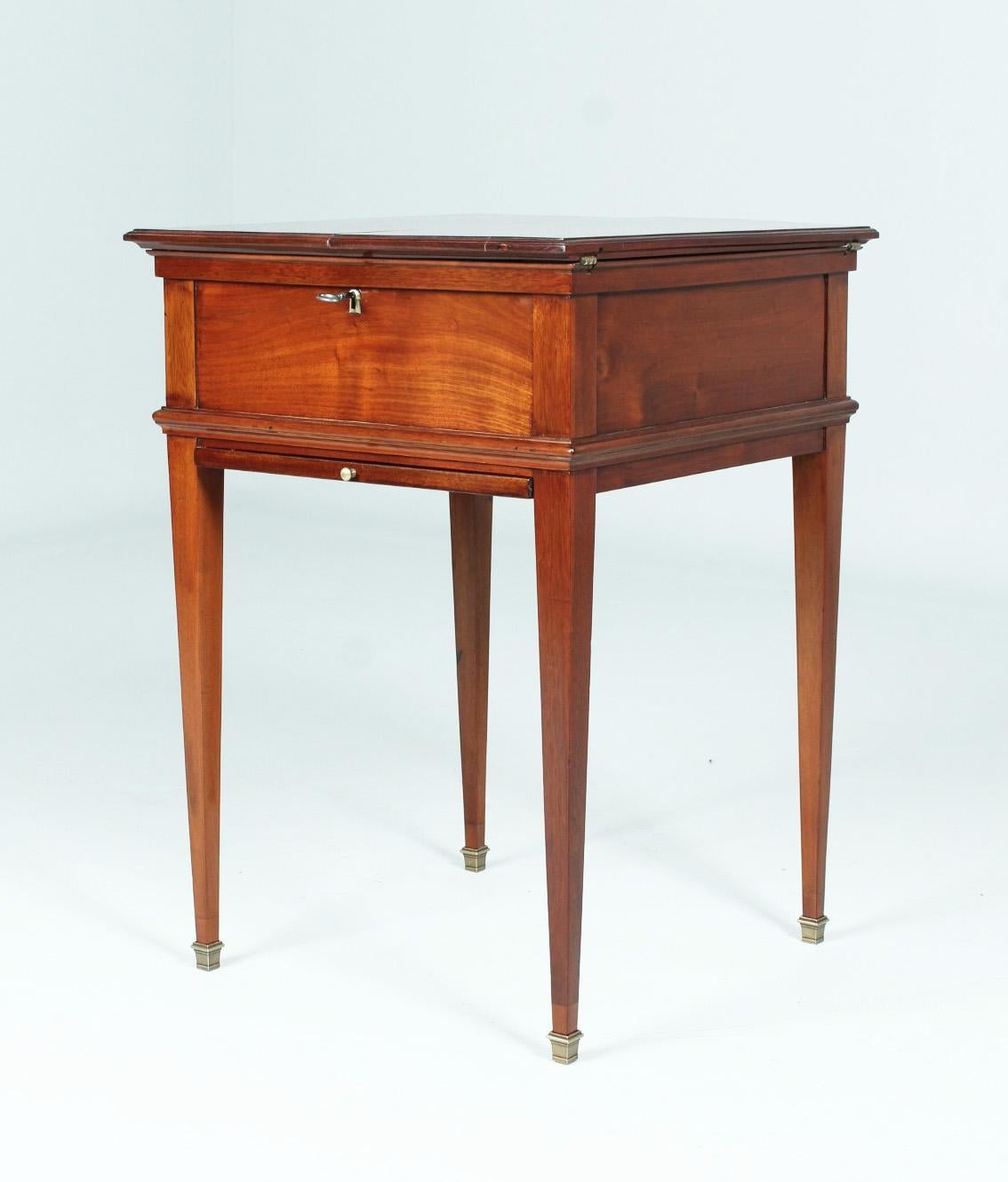 Convertible antique writing desk

France
Mahogany
Empire, 19th century

Dimensions: H x W x D: 84 x 52 x 56 cm.

Description:
Quite exceptional and extremely rare solid mahogany writing desk with sophisticated mechanism.

On four tapered