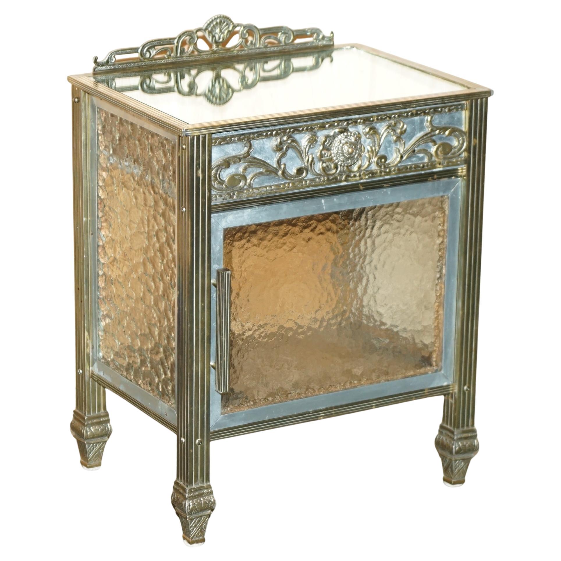SUPER RARO TAVOLO DA NOTTE IN OTTONE SOLIDO E VETRO DI ANTIQUE FRANCESE CIRCA 1900