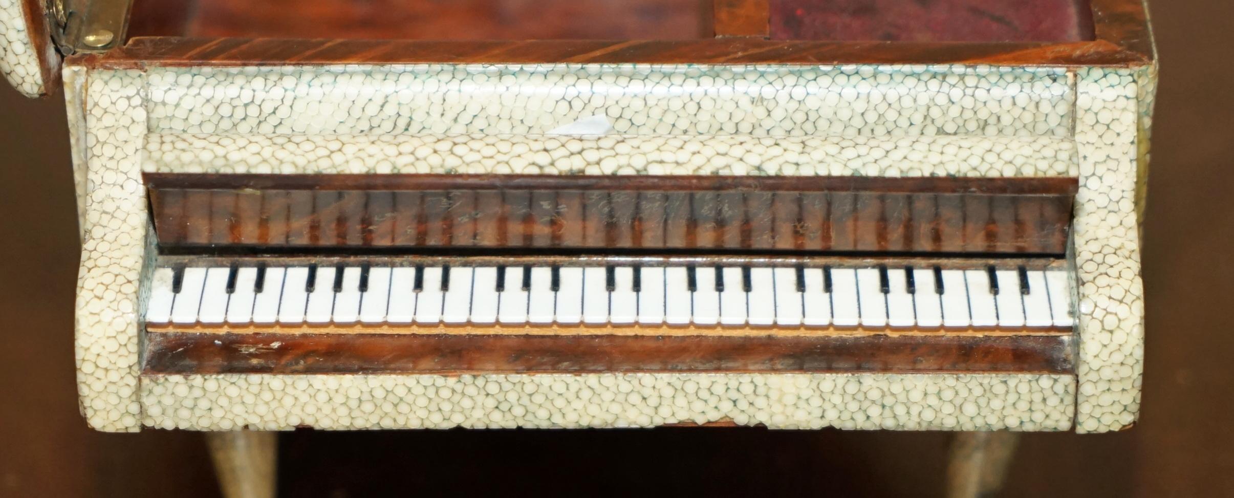 SUPER SELTENE ANTIQUE SHAGREEN (SHARK SKIN) BURR WALNUT MUSICAL JEWELLERY PIANO BOx im Angebot 7