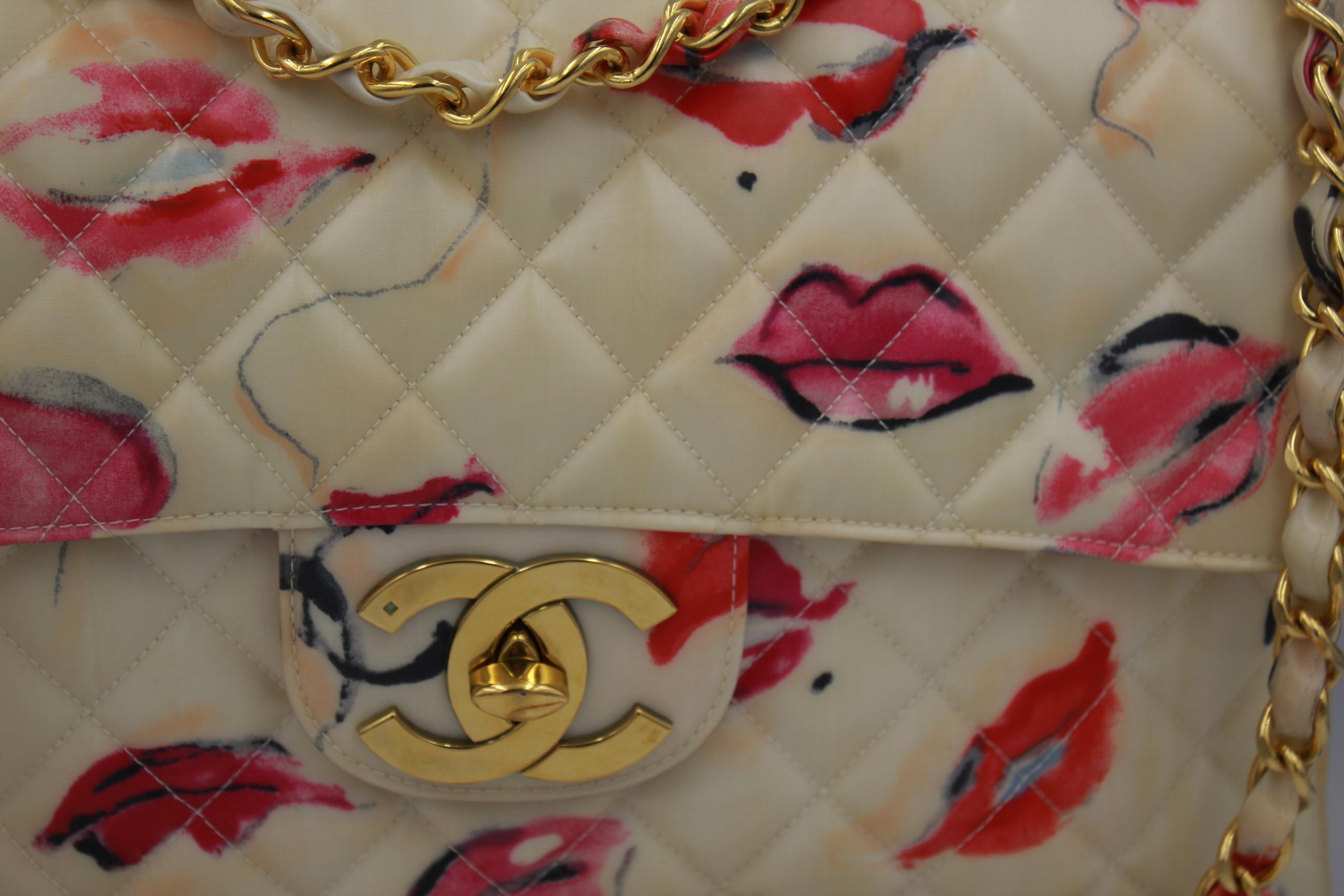 Vintage 1994 Collector Jumbo Chanel Lip and Kisses in vynil
Good vintage condition some signs of wear in hardware. Sides of the bags has been slightly darkened ( see images) but its totally homogeneous
Hologram damages inside but still some rests
