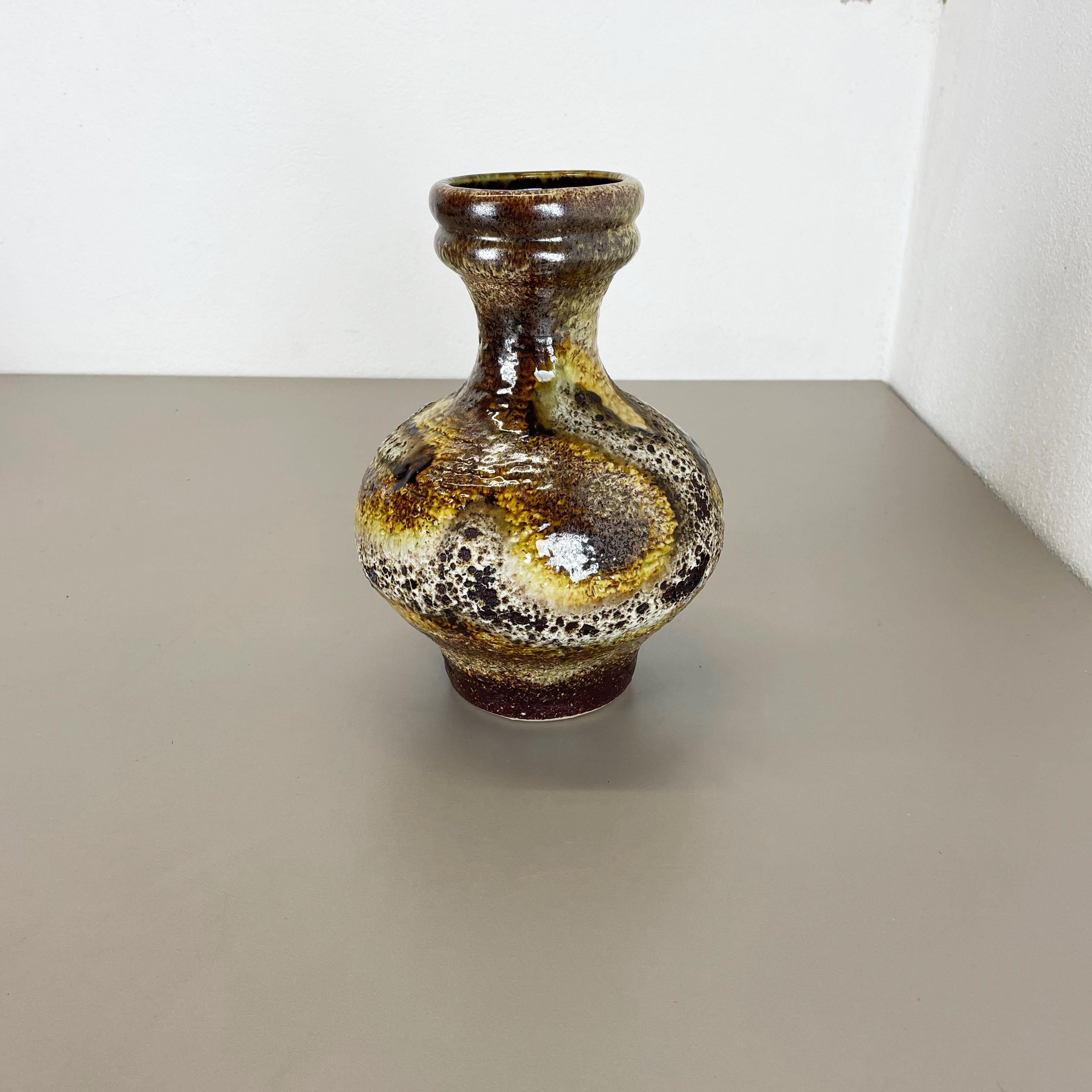 Article:

Pottery ceramic vase 


Producer:

Dümmler and Breiden, Germany


Decade:

1970s





Original vintage 1970s pottery ceramic vase made in Germany. High quality German production with a nice abstract coloration. The vase