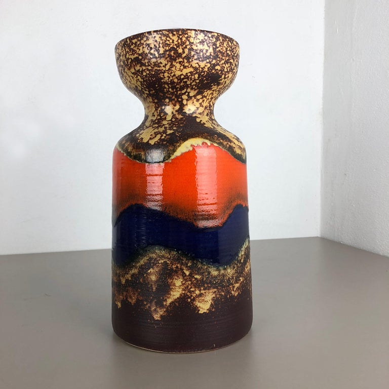 Article:

Pottery ceramic vase 


Producer:

Dümmler and Breiden, Germany


Decade:

1970s





Original vintage 1970s pottery ceramic vase made in Germany. High quality German production with a nice abstract coloration. The vase