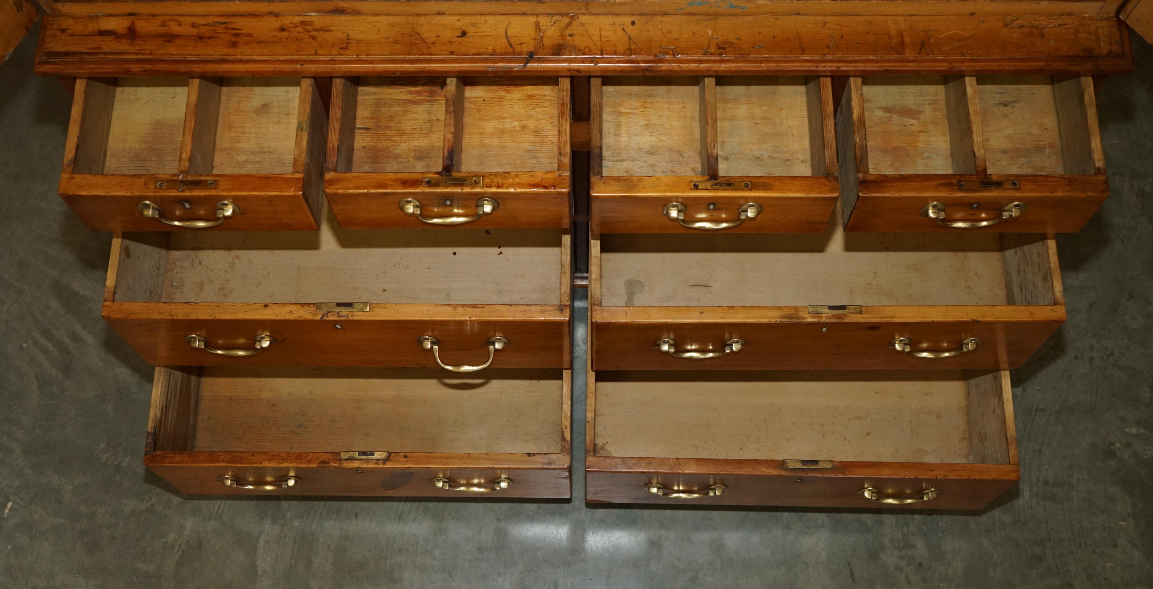 SUPER RARE CABINET DE COLLECTION DE FUSILS EN FRUITWOOD ANTiQUE VICTORIEN ENTIEREMENT RESTAURÉ en vente 9