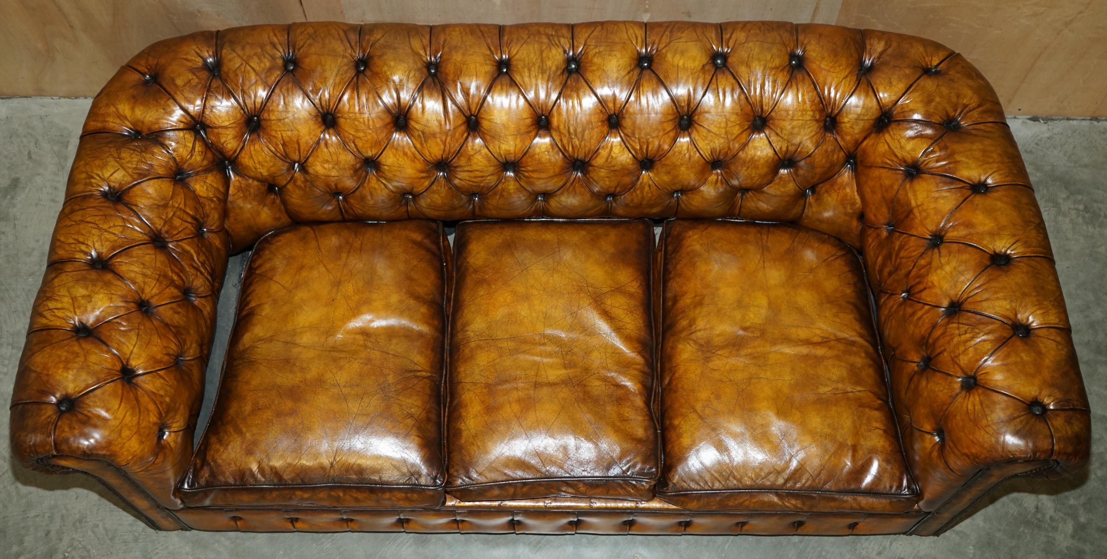 SUPER RARE FULLY RESTORED VINTAGE CIGAR BROWN LEATHER CHESTERFiELD SOFA BED For Sale 2