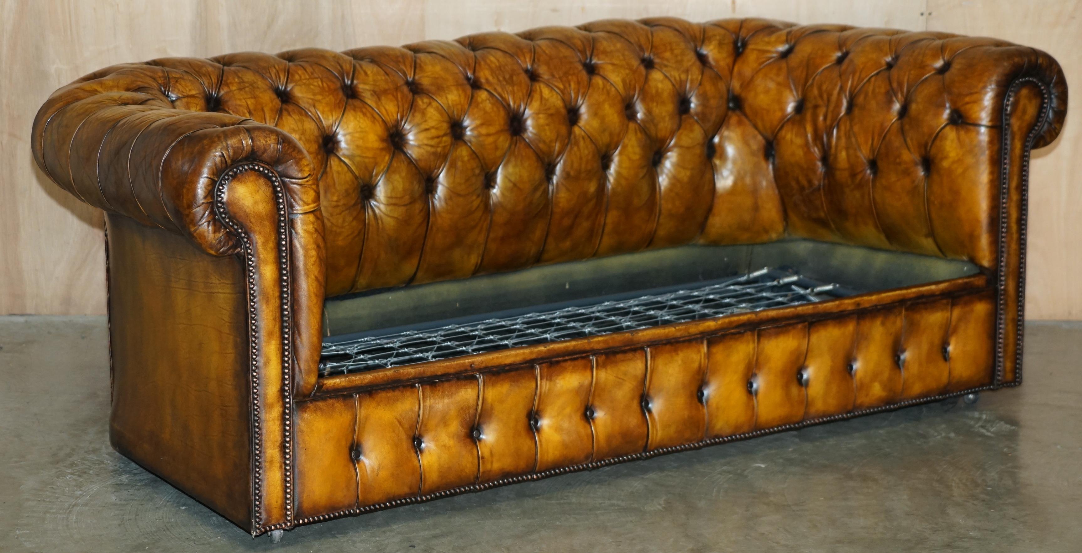 SUPER RARE FULLY RESTORED VINTAGE CIGAR BROWN LEATHER CHESTERFiELD SOFA BED For Sale 6