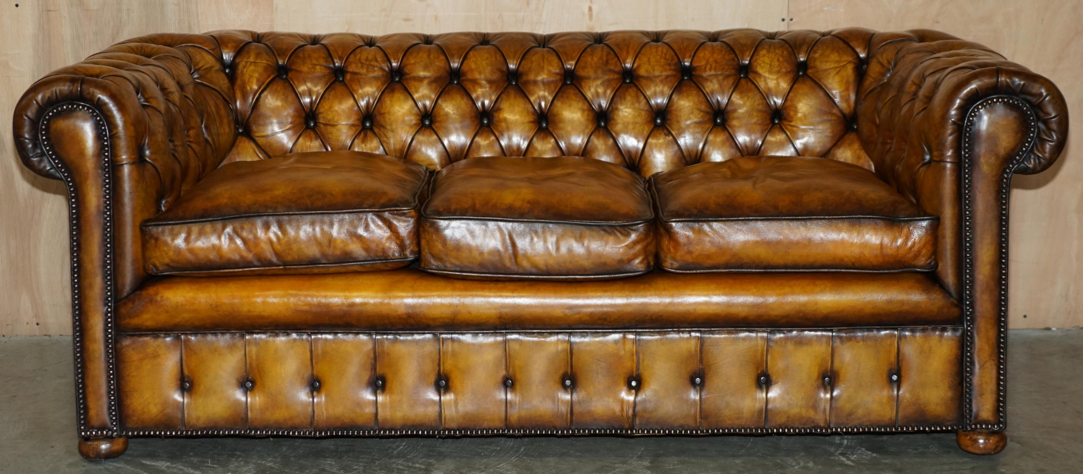 Royal House Antiques

Royal House Antiques freut sich, dieses äußerst seltene, hochgradig sammelwürdige Chesterfield-Sofa aus den 1940er Jahren, das Teil eines Sets ist, zum Verkauf anzubieten.

Bitte beachten Sie die Lieferkosten aufgeführt ist nur