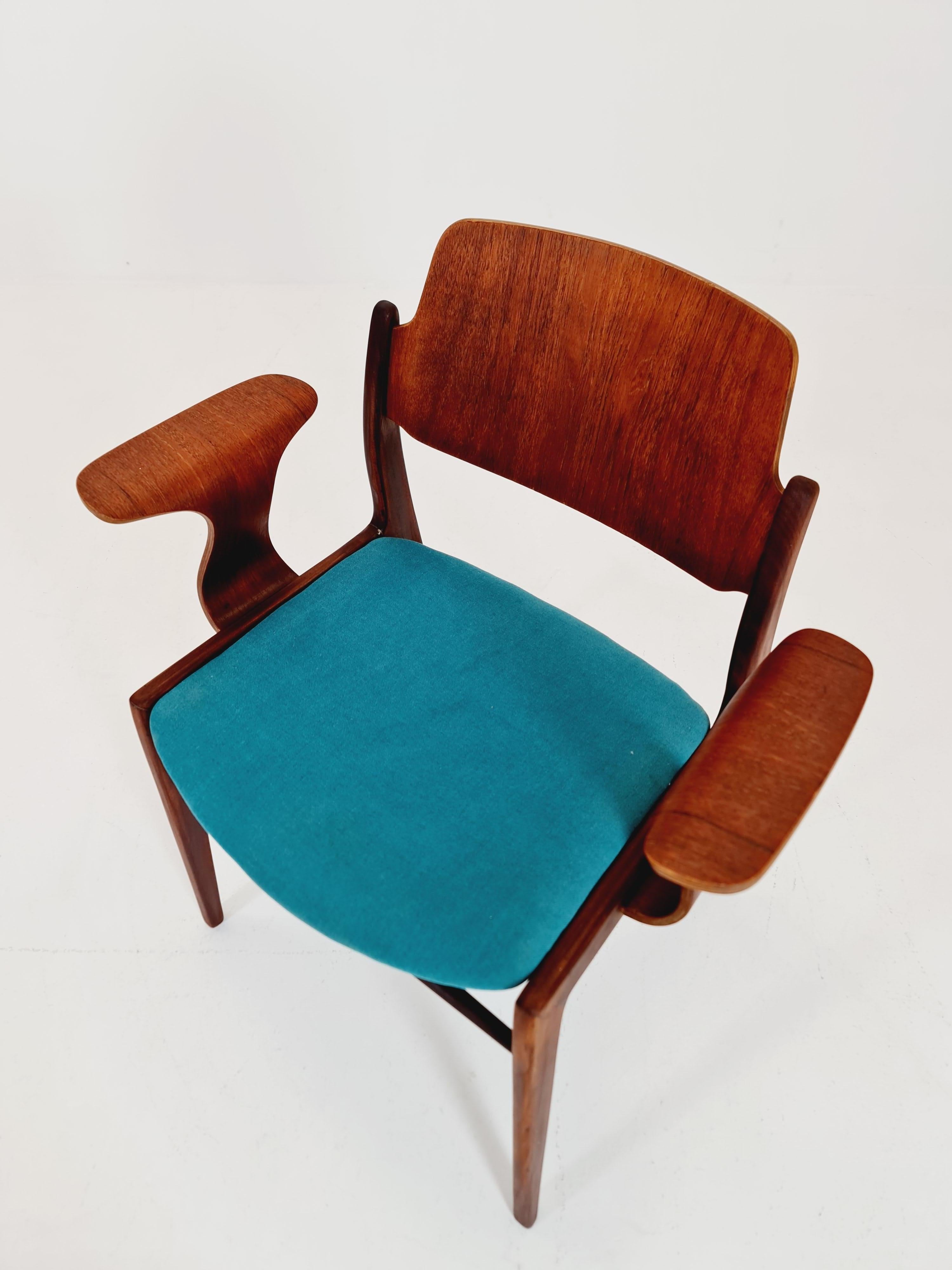 Super Rare German teak  Armchair  by  Georg Leowald for wilkhan  1950s,

The chair frames are made from solid teak and and are in Good condition

Designer :Georg Leowald 
Made in West Germany  in the 50s

Dimensions:
Width: 65   cm
Depth: 40
