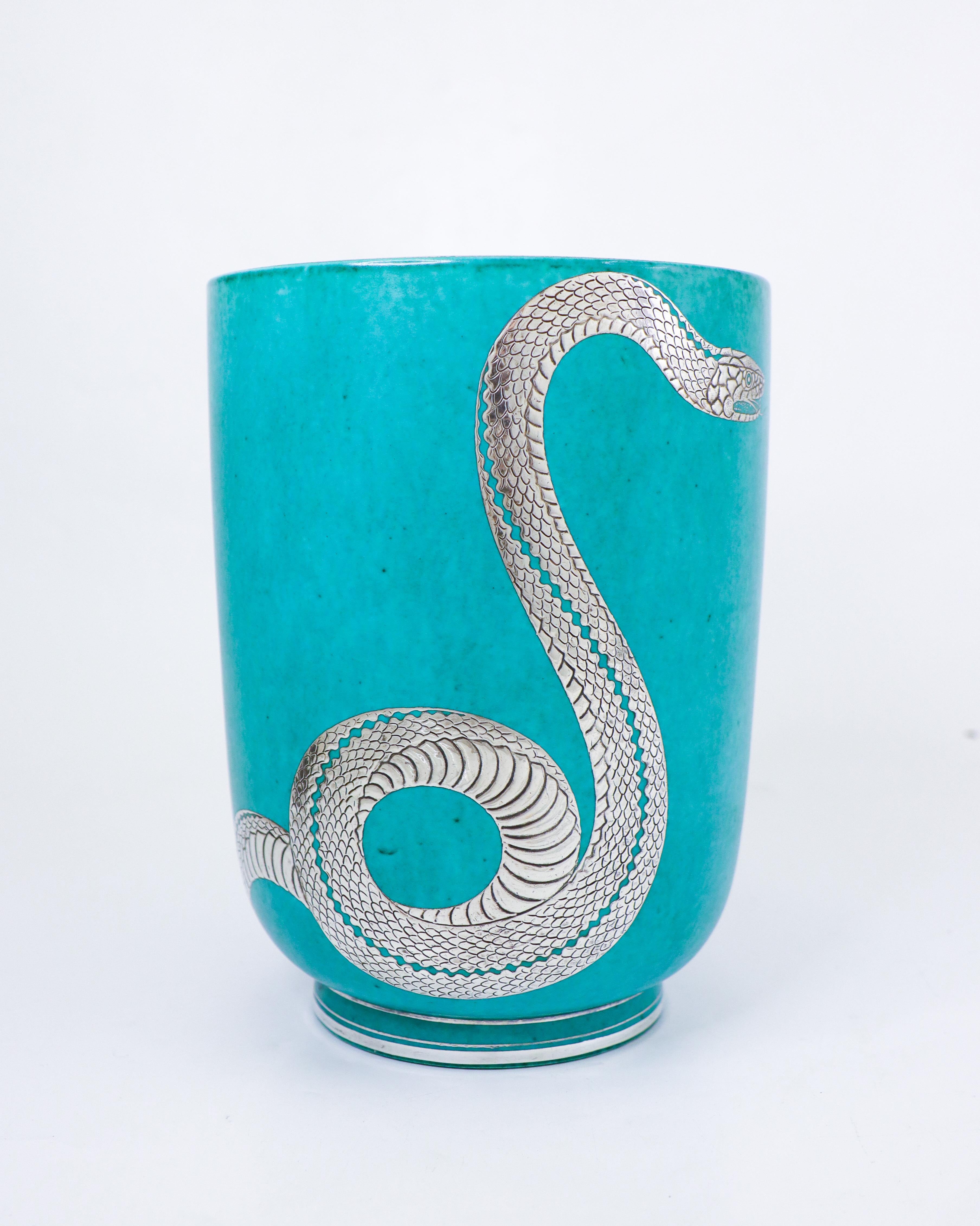Un vase très rare du modèle ARGENTA, conçu par Wilhelm Kåge à Gustavsberg avec un décor en argent d'un serpent. Le vase mesure 20,5 cm de haut et est en excellent état. Marqué ARGENTA et tourné à la main en dessous.  