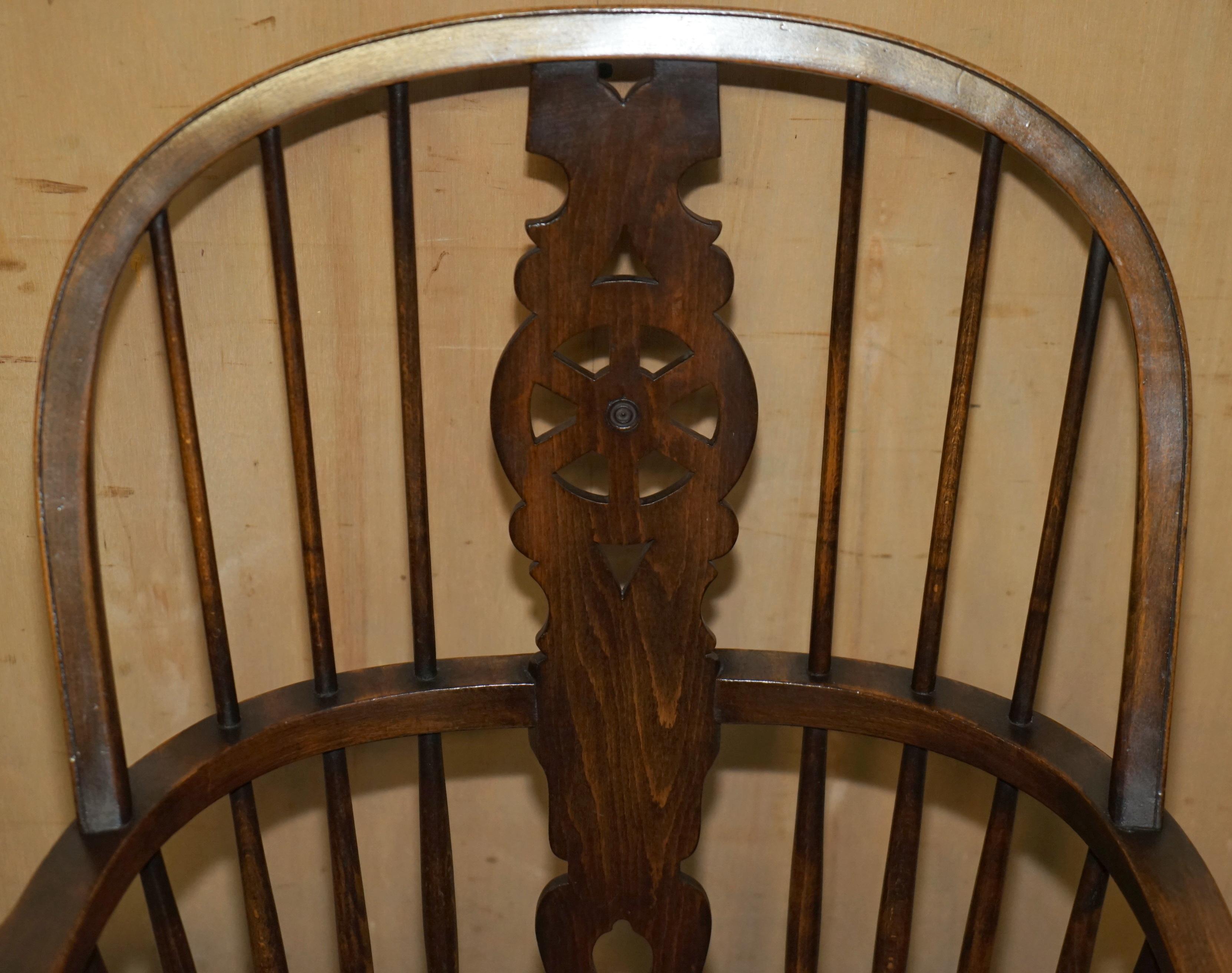 SILLÓN VICTORIANO DE WINDSOR ANTIGUO, SÚPER RARO Y MUY COLECCIONABLE CON BRAZO DE MESA en venta 2