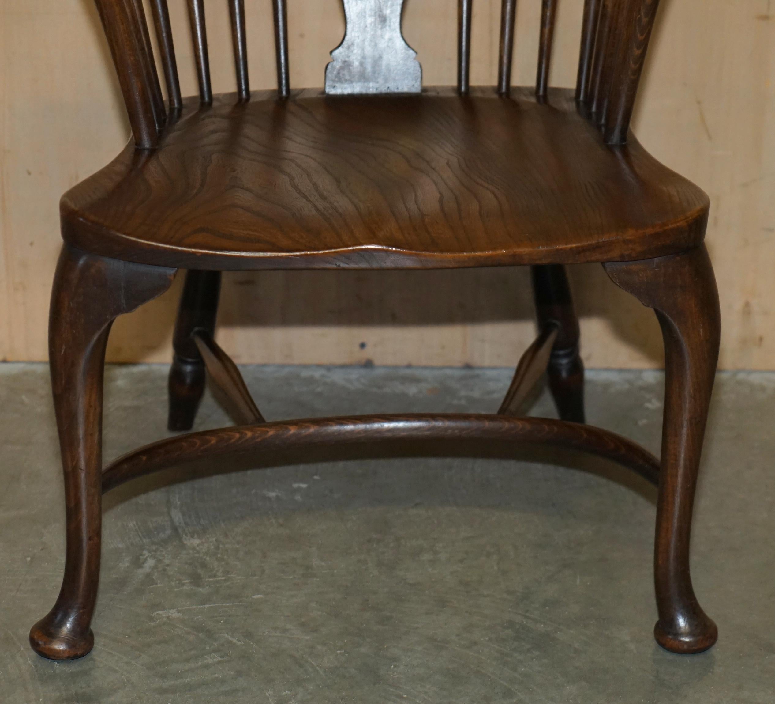 SILLÓN VICTORIANO DE WINDSOR ANTIGUO, SÚPER RARO Y MUY COLECCIONABLE CON BRAZO DE MESA en venta 3