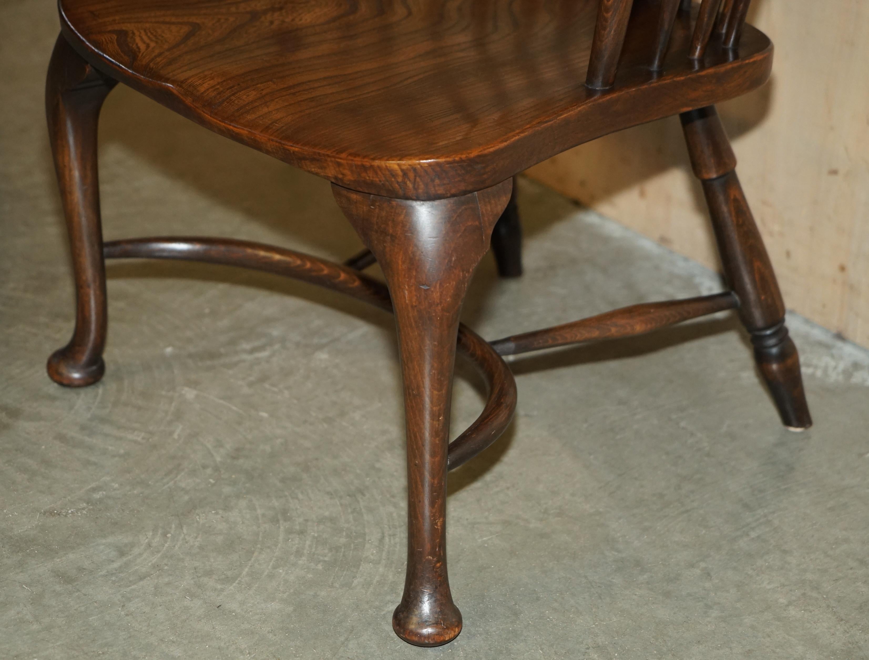 SILLÓN VICTORIANO DE WINDSOR ANTIGUO, SÚPER RARO Y MUY COLECCIONABLE CON BRAZO DE MESA en venta 4