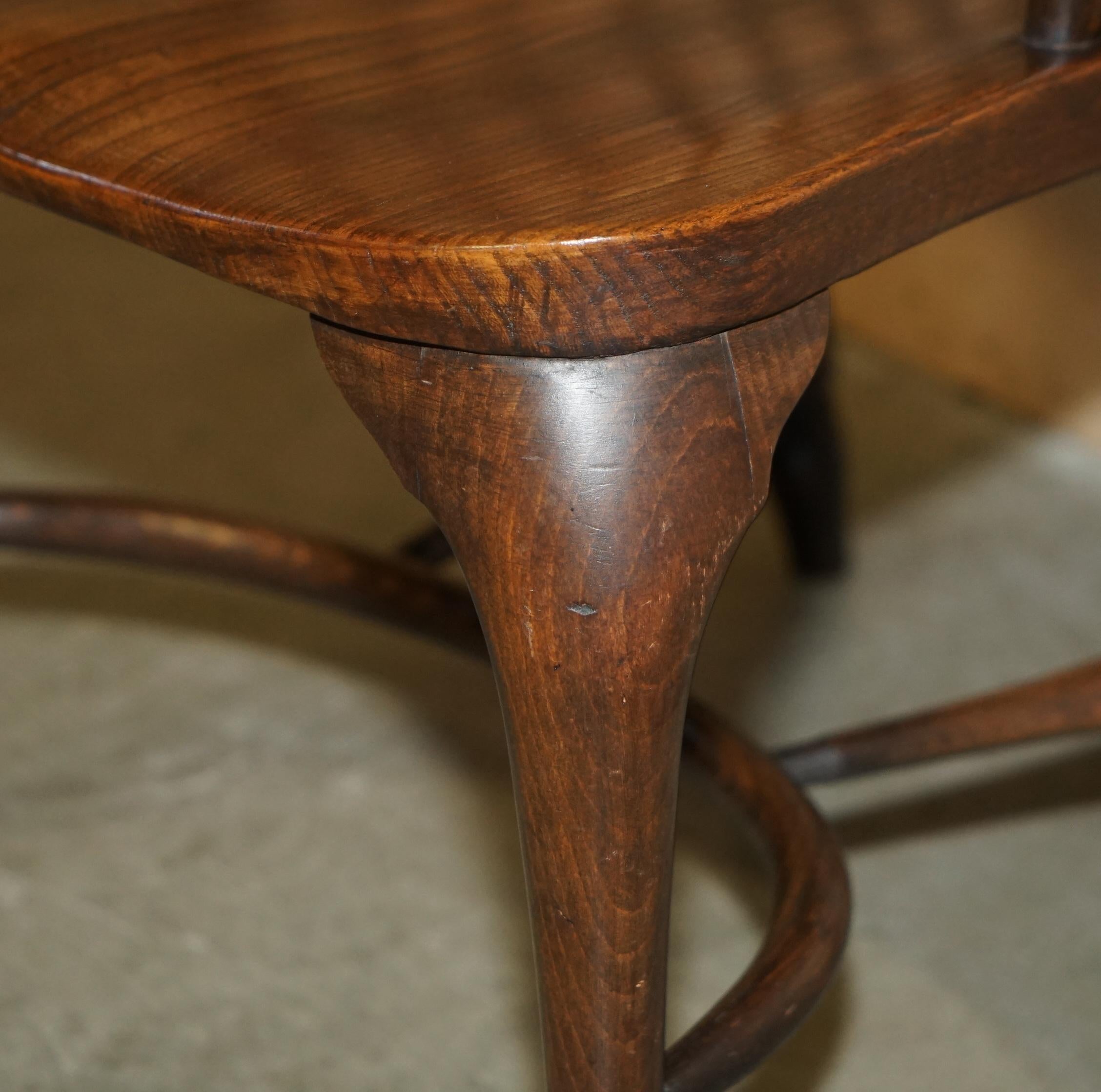 SILLÓN VICTORIANO DE WINDSOR ANTIGUO, SÚPER RARO Y MUY COLECCIONABLE CON BRAZO DE MESA en venta 5