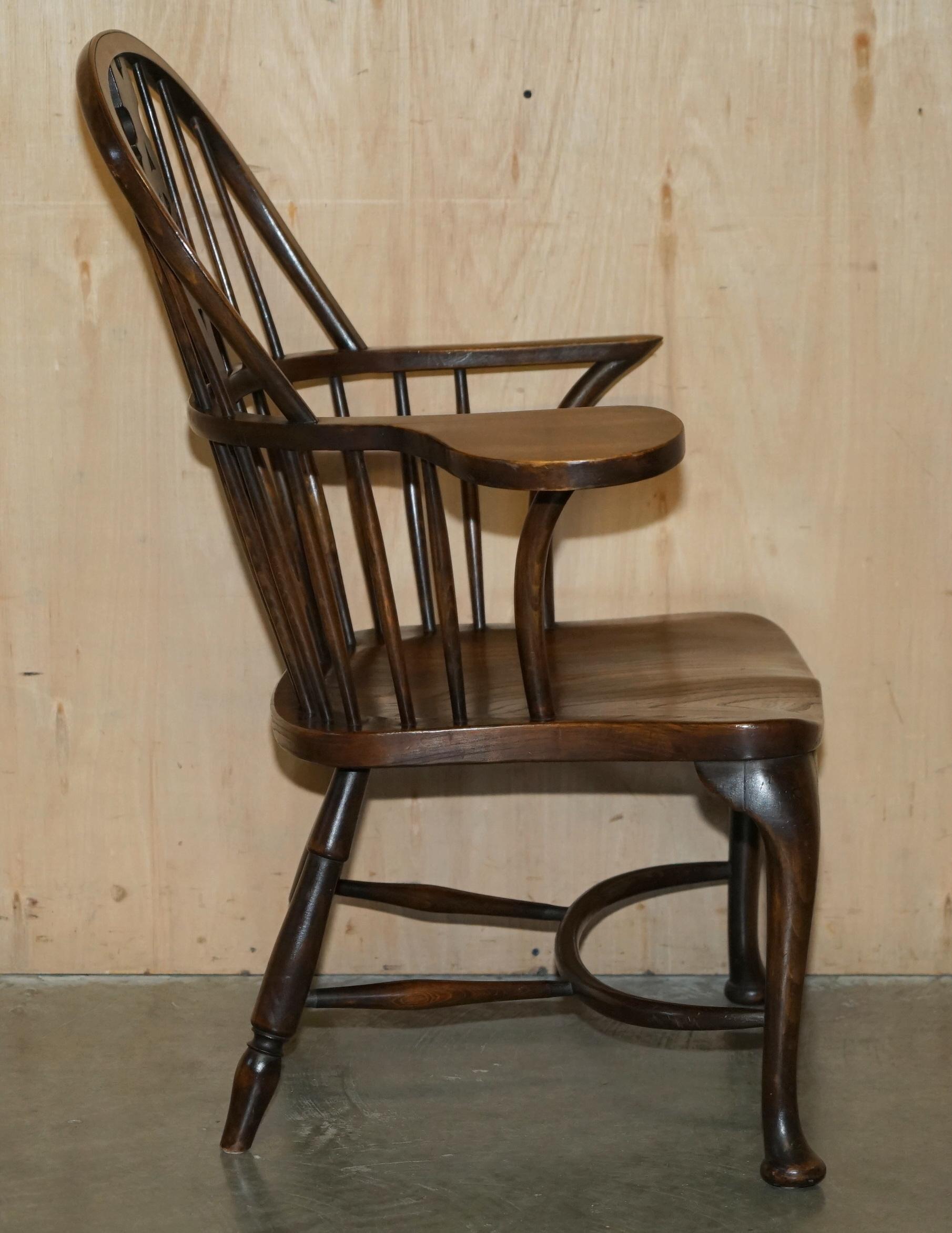SILLÓN VICTORIANO DE WINDSOR ANTIGUO, SÚPER RARO Y MUY COLECCIONABLE CON BRAZO DE MESA en venta 7