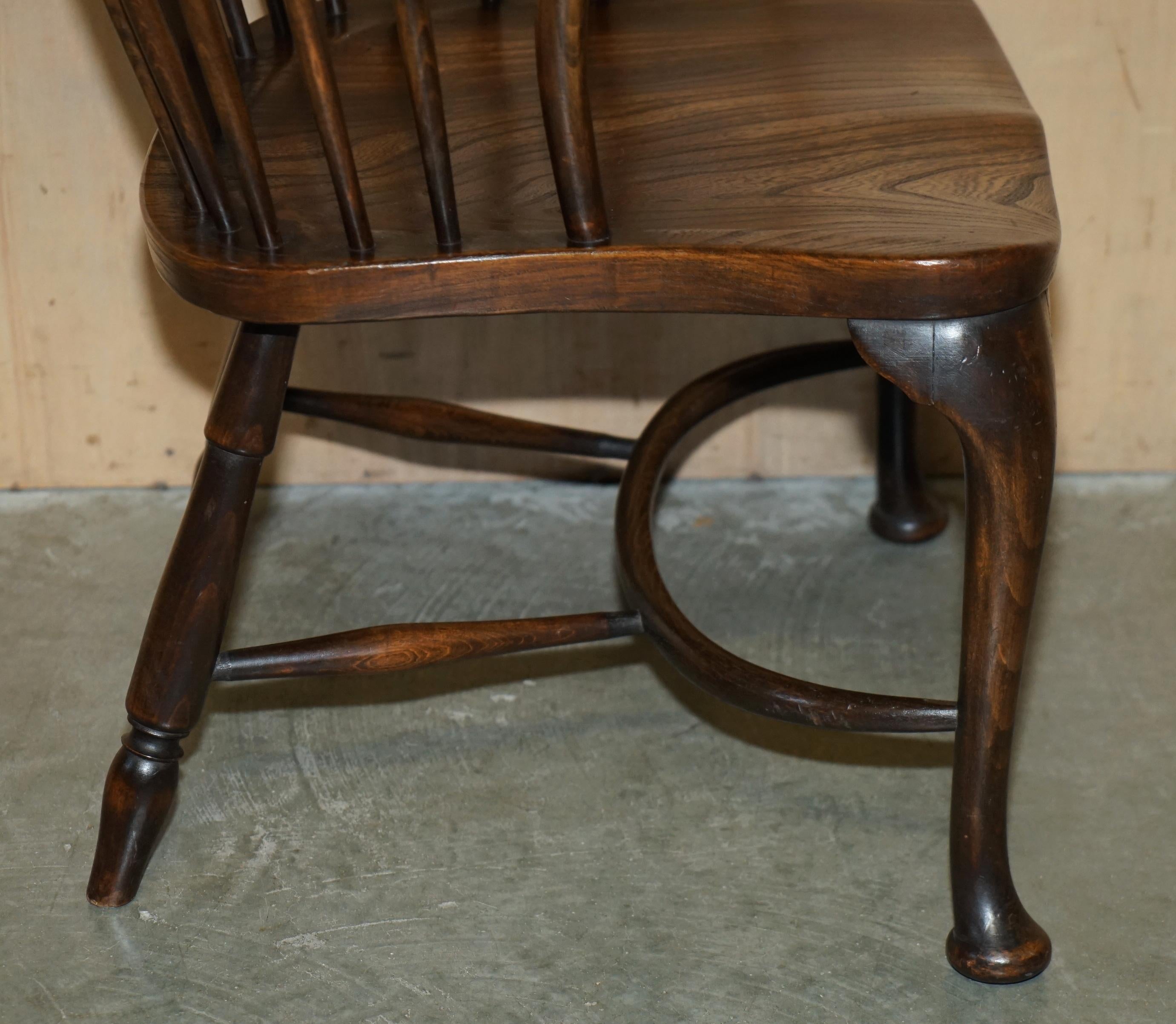SILLÓN VICTORIANO DE WINDSOR ANTIGUO, SÚPER RARO Y MUY COLECCIONABLE CON BRAZO DE MESA en venta 8