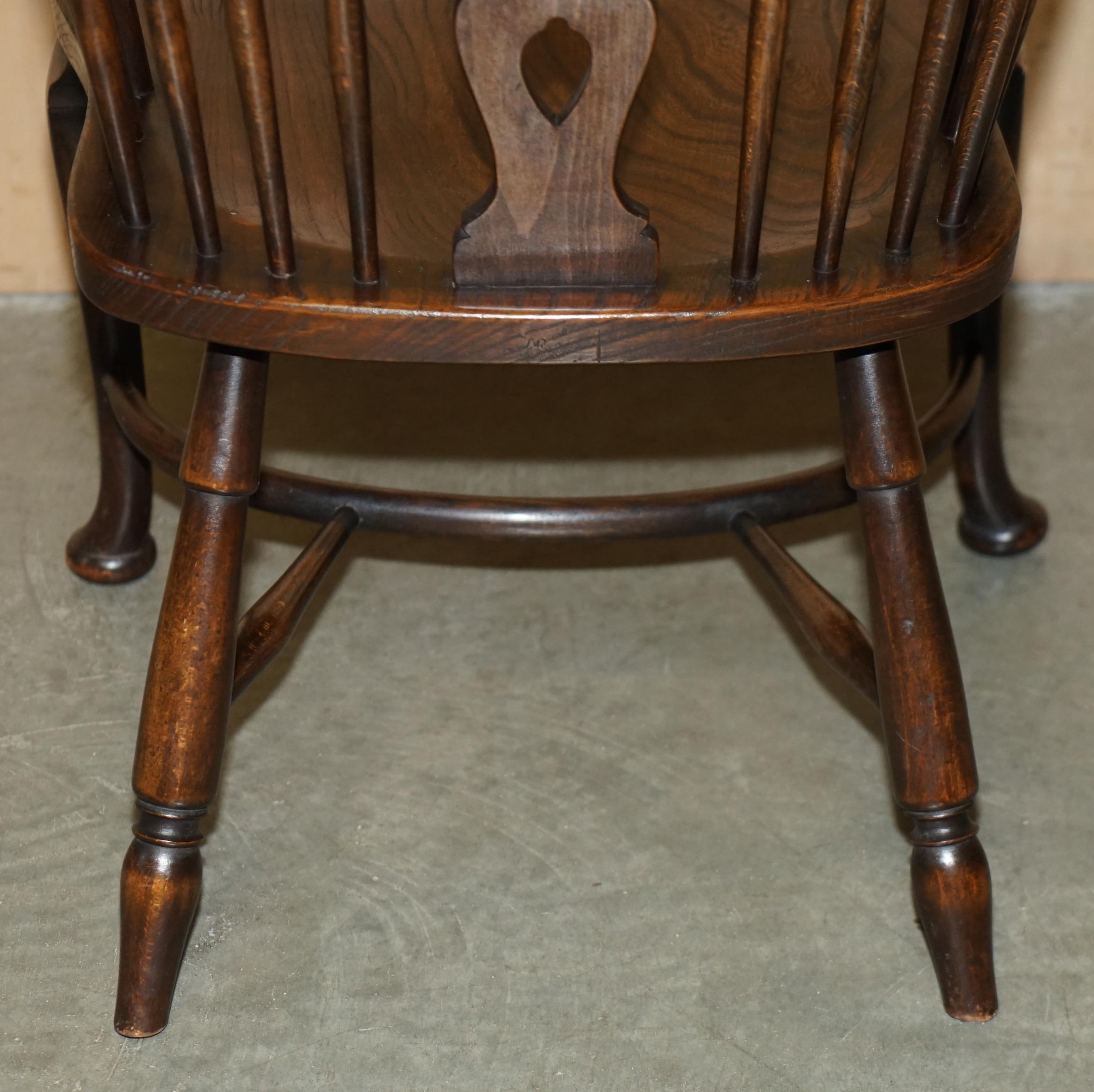 SILLÓN VICTORIANO DE WINDSOR ANTIGUO, SÚPER RARO Y MUY COLECCIONABLE CON BRAZO DE MESA en venta 10