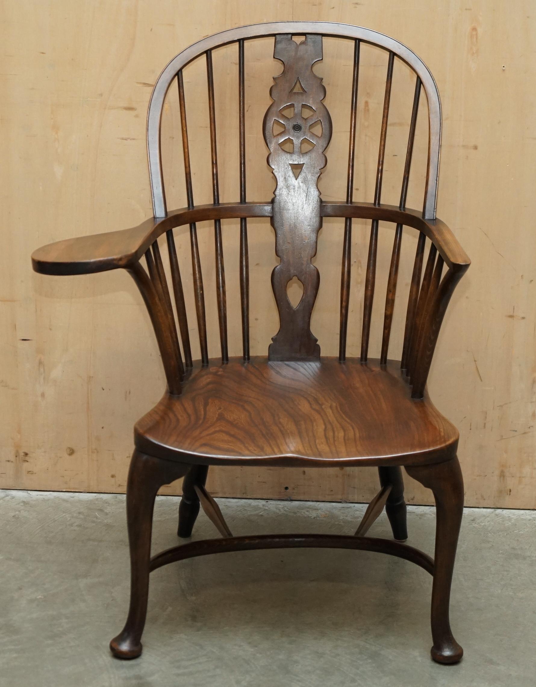 SILLÓN VICTORIANO DE WINDSOR ANTIGUO, SÚPER RARO Y MUY COLECCIONABLE CON BRAZO DE MESA Victoriano en venta