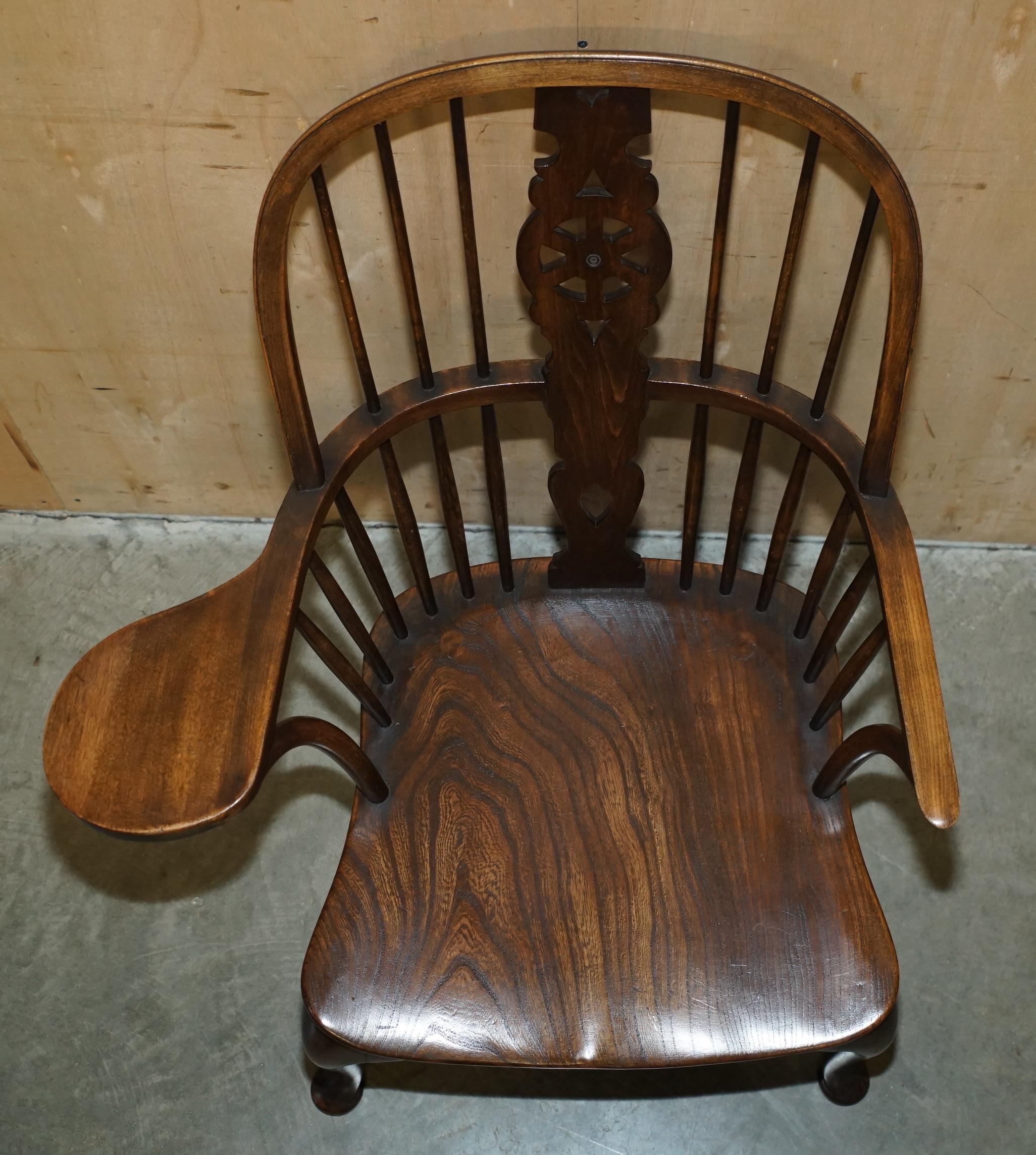 SILLÓN VICTORIANO DE WINDSOR ANTIGUO, SÚPER RARO Y MUY COLECCIONABLE CON BRAZO DE MESA Inglés en venta
