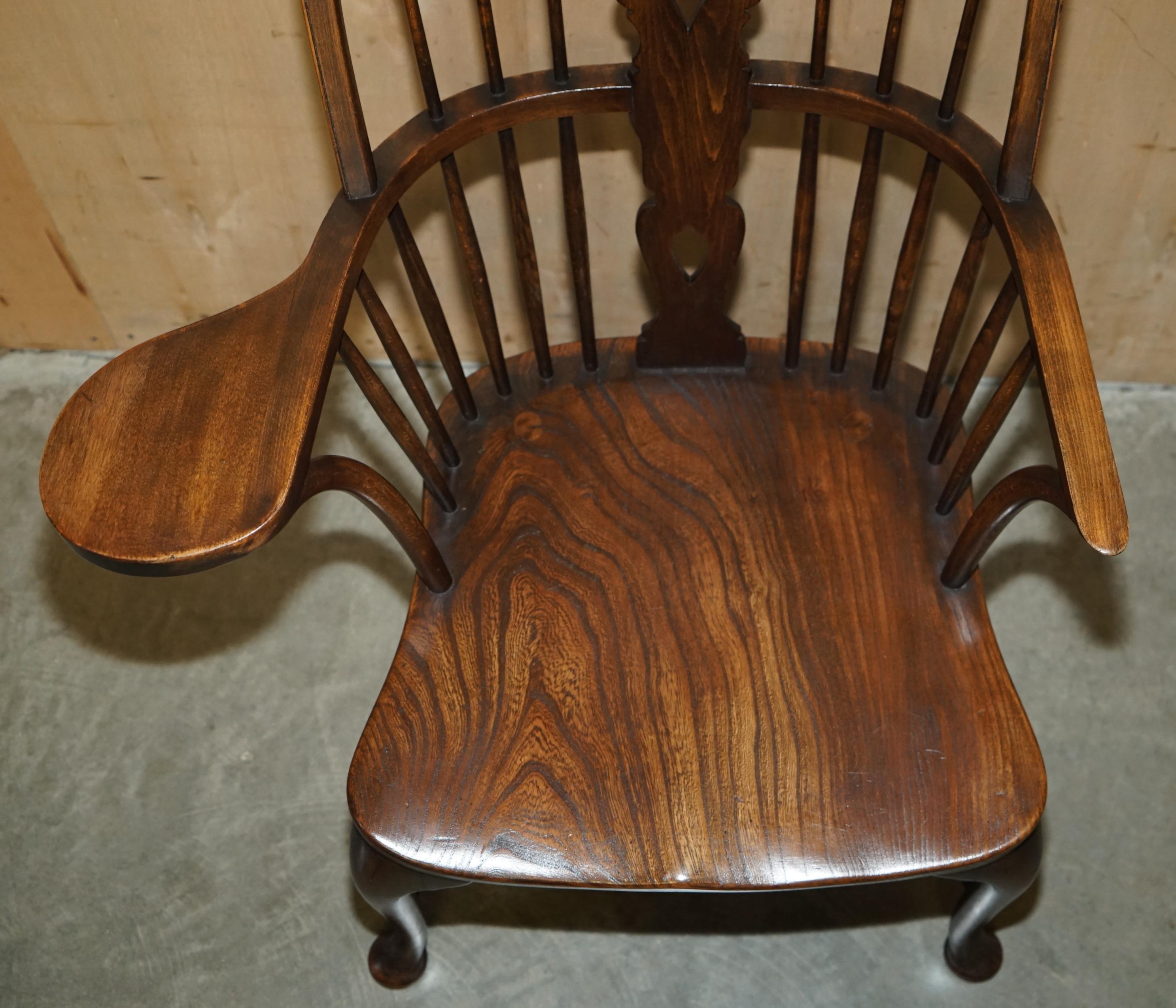 SILLÓN VICTORIANO DE WINDSOR ANTIGUO, SÚPER RARO Y MUY COLECCIONABLE CON BRAZO DE MESA Hecho a mano en venta