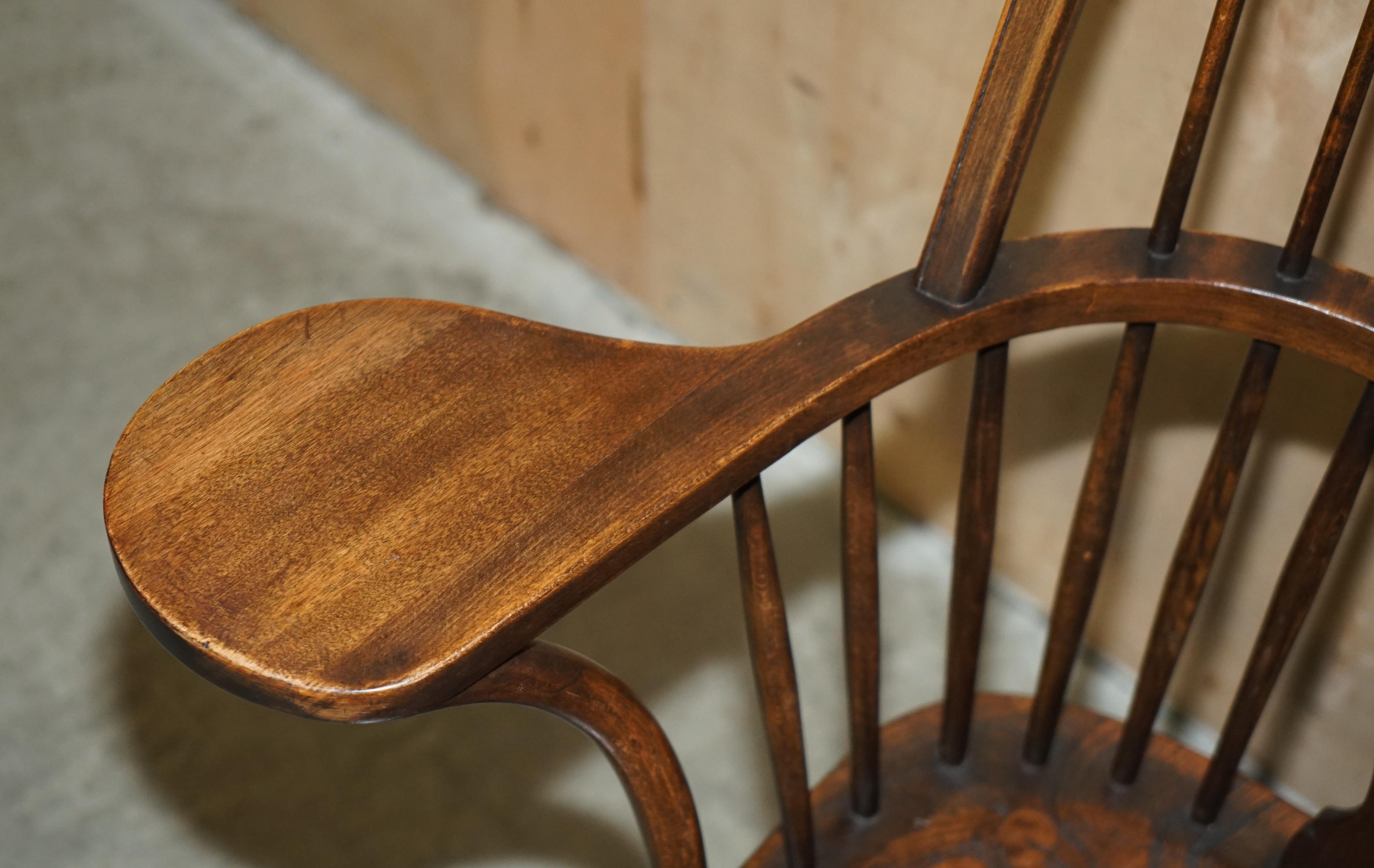 SILLÓN VICTORIANO DE WINDSOR ANTIGUO, SÚPER RARO Y MUY COLECCIONABLE CON BRAZO DE MESA siglo XIX en venta