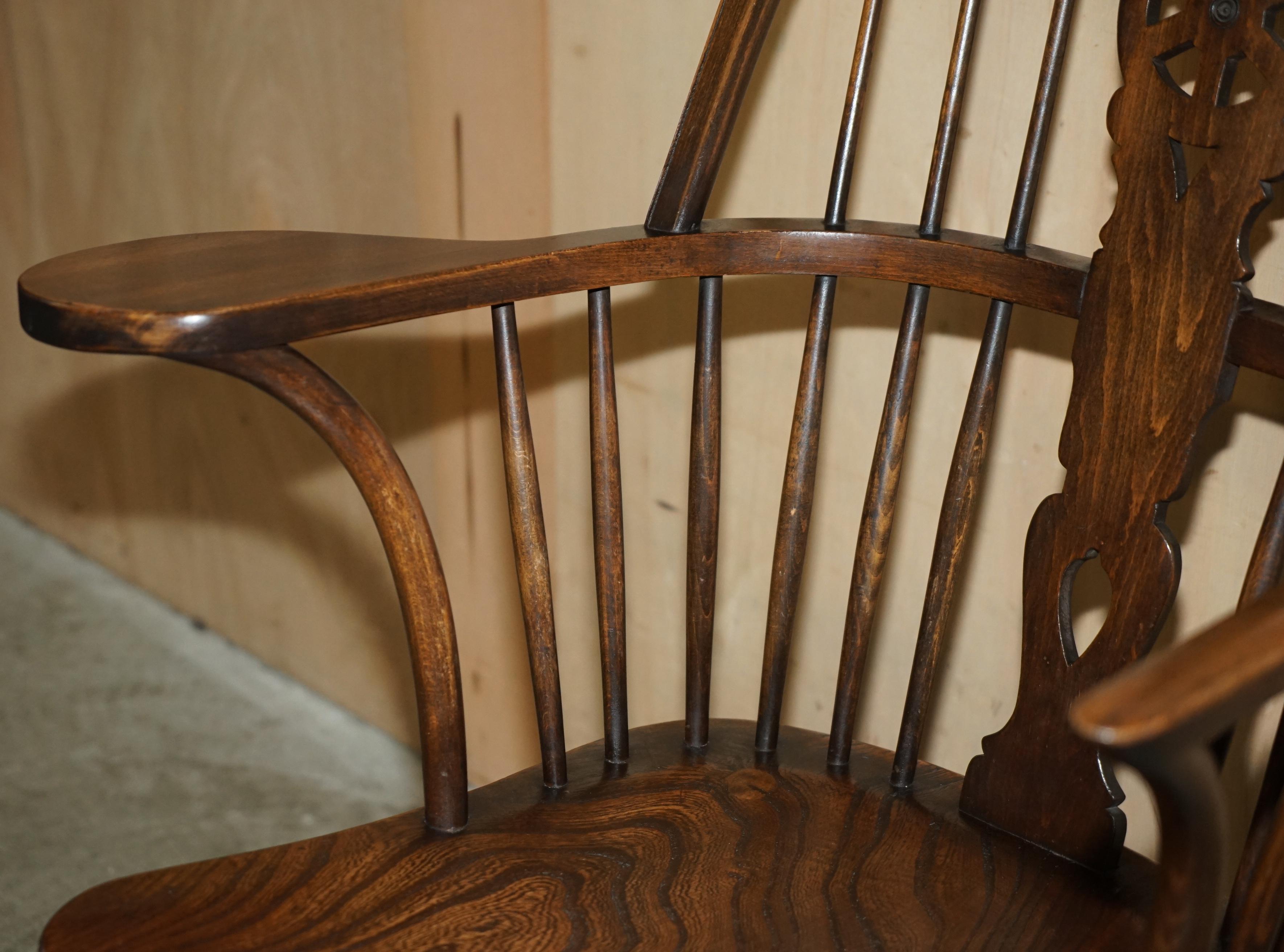 SILLÓN VICTORIANO DE WINDSOR ANTIGUO, SÚPER RARO Y MUY COLECCIONABLE CON BRAZO DE MESA Olmo en venta