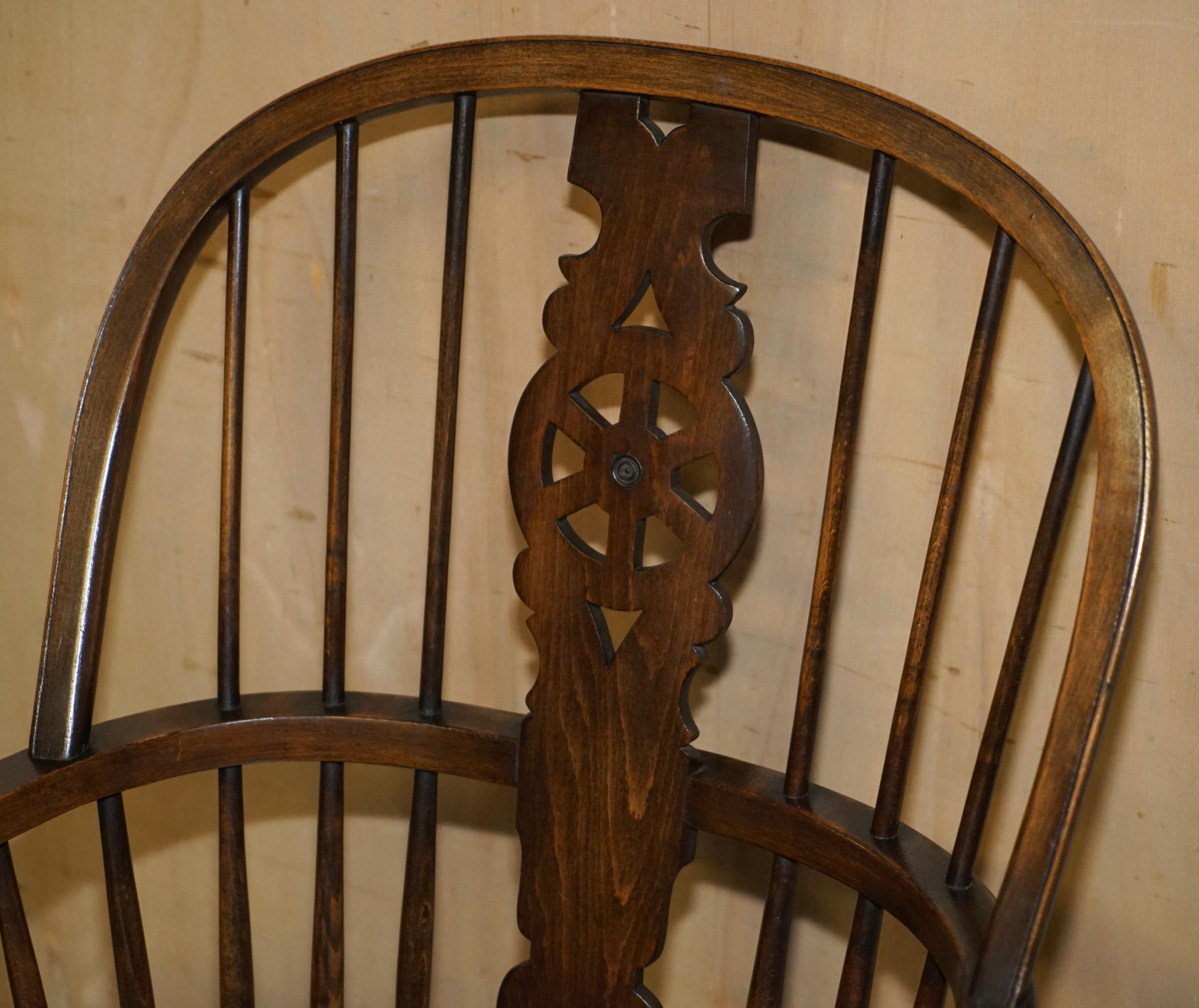 SILLÓN VICTORIANO DE WINDSOR ANTIGUO, SÚPER RARO Y MUY COLECCIONABLE CON BRAZO DE MESA en venta 1