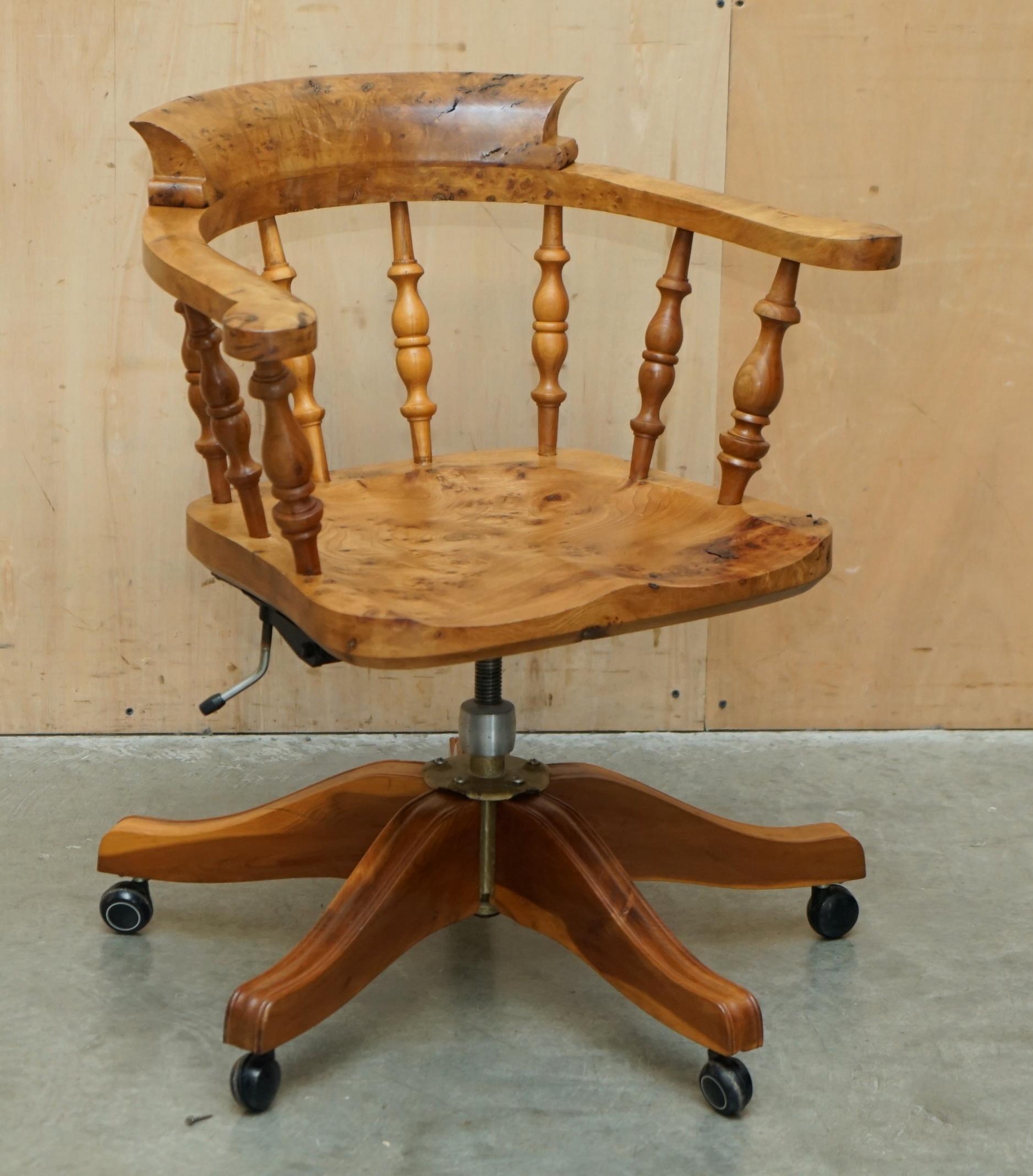 Royal House Antiques

Royal House Antiques freut sich, diesen äußerst seltenen und sehr sammelwürdigen Windsor-Drehsessel aus Wurzelholz mit höhenverstellbarer Basis zum Verkauf anbieten zu können

Bitte beachten Sie die Lieferkosten aufgeführt ist