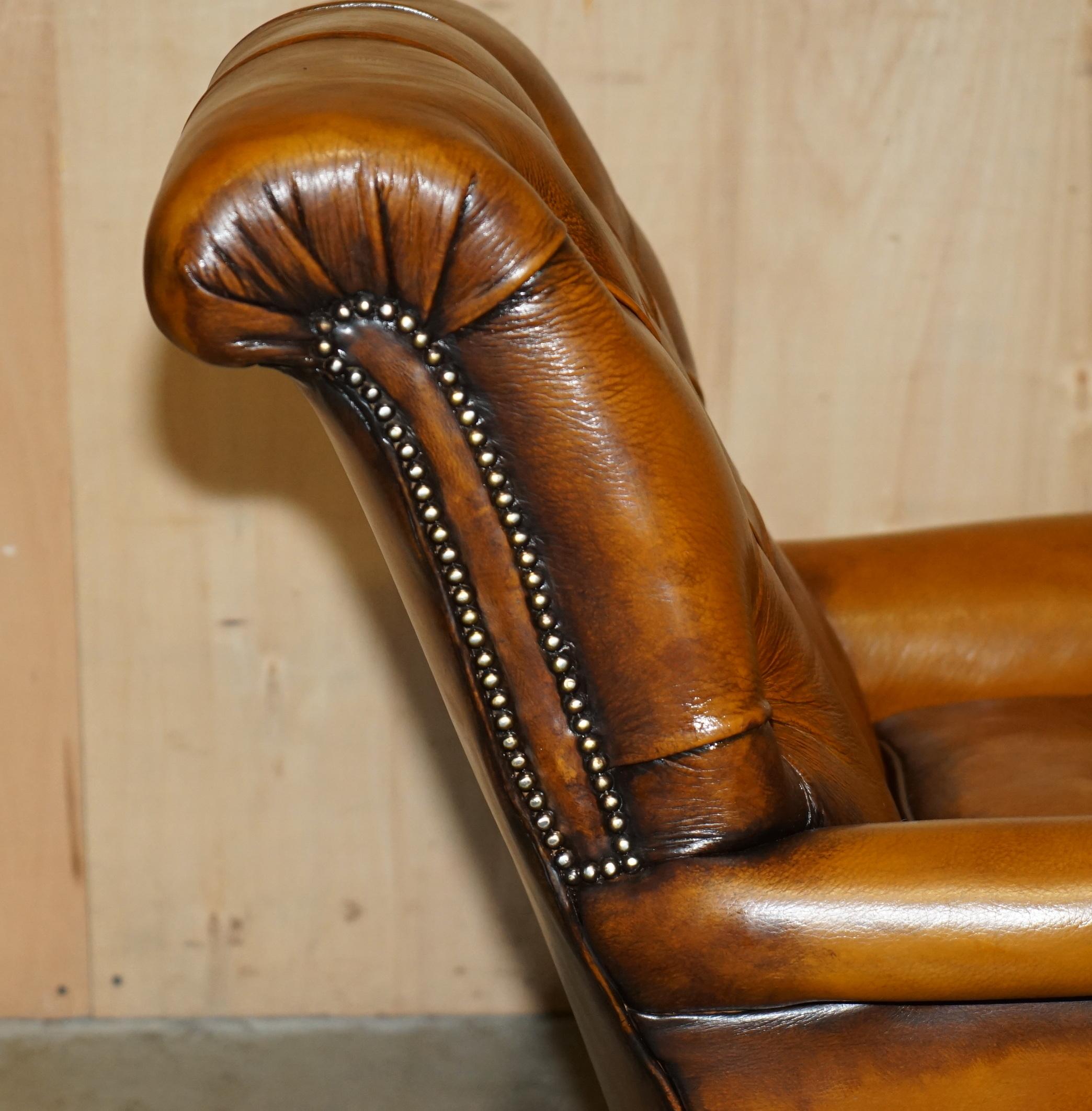 SILLÓN DE CUERO MARRÓN SUPER RARO HOWARD & SON'S COMPLETAMENTE RESTAURADO CHESTERFIELD en venta 4