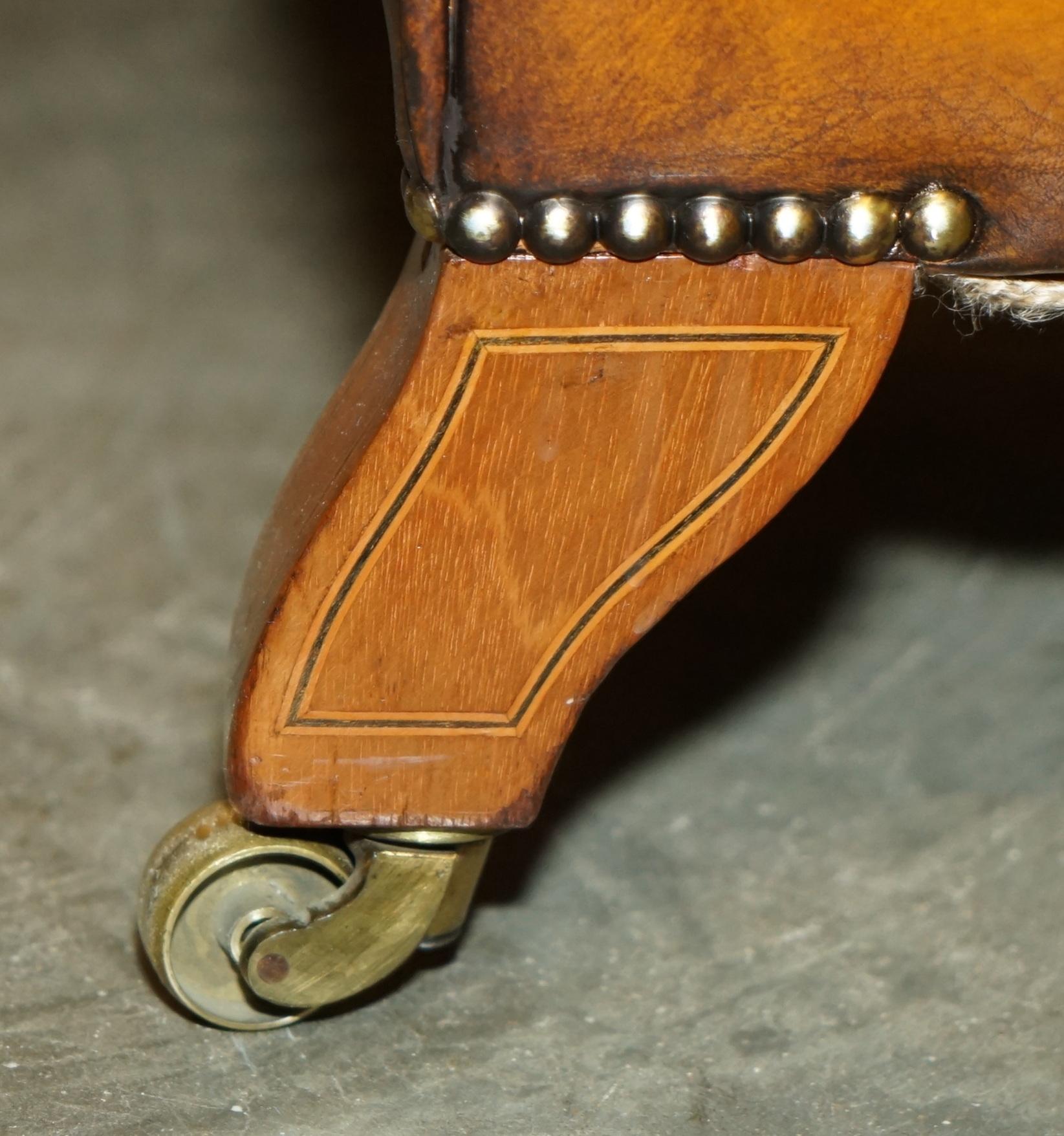 SILLÓN DE CUERO MARRÓN SUPER RARO HOWARD & SON'S COMPLETAMENTE RESTAURADO CHESTERFIELD en venta 6