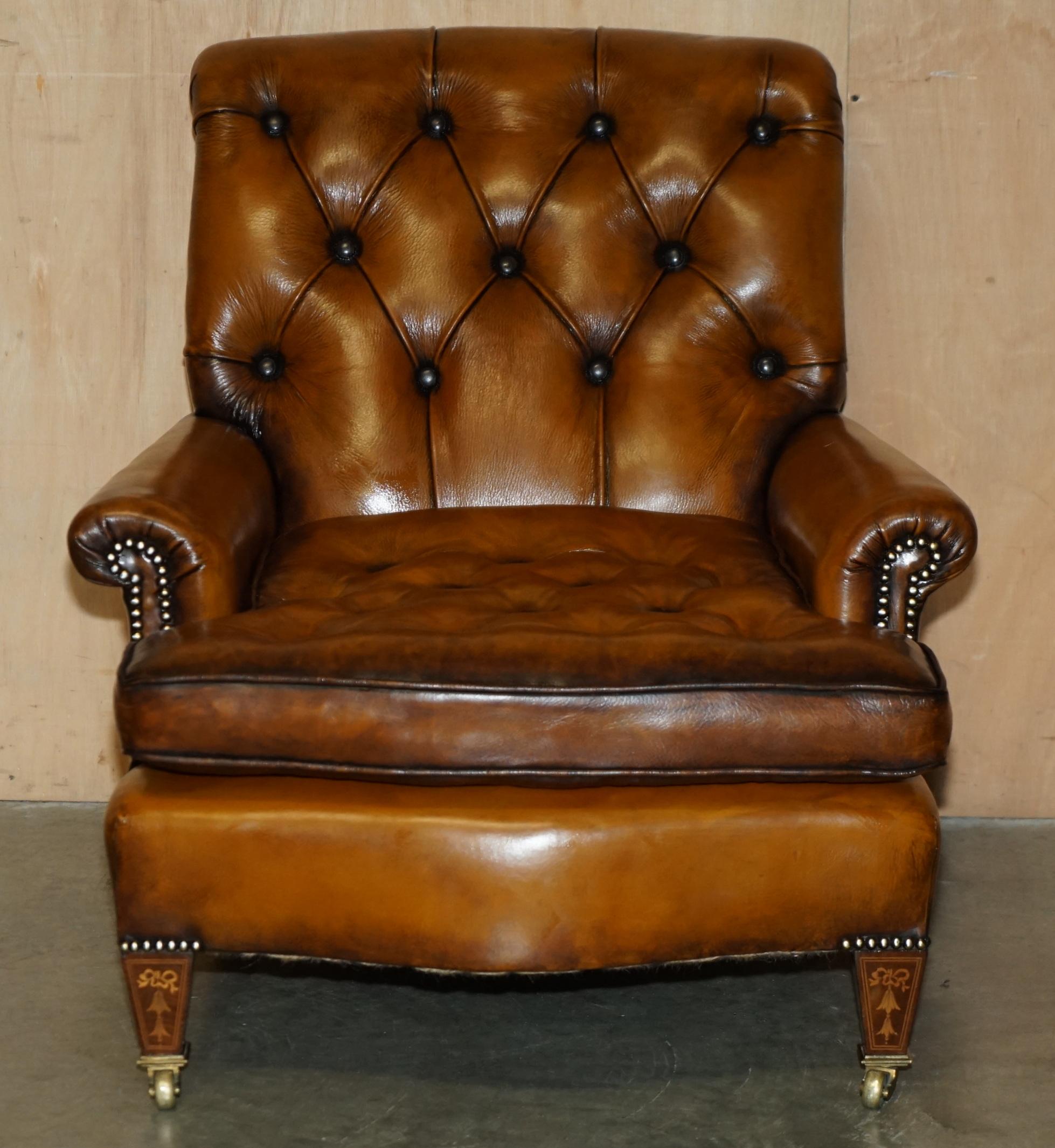 SILLÓN DE CUERO MARRÓN SUPER RARO HOWARD & SON'S COMPLETAMENTE RESTAURADO CHESTERFIELD Alto victoriano en venta