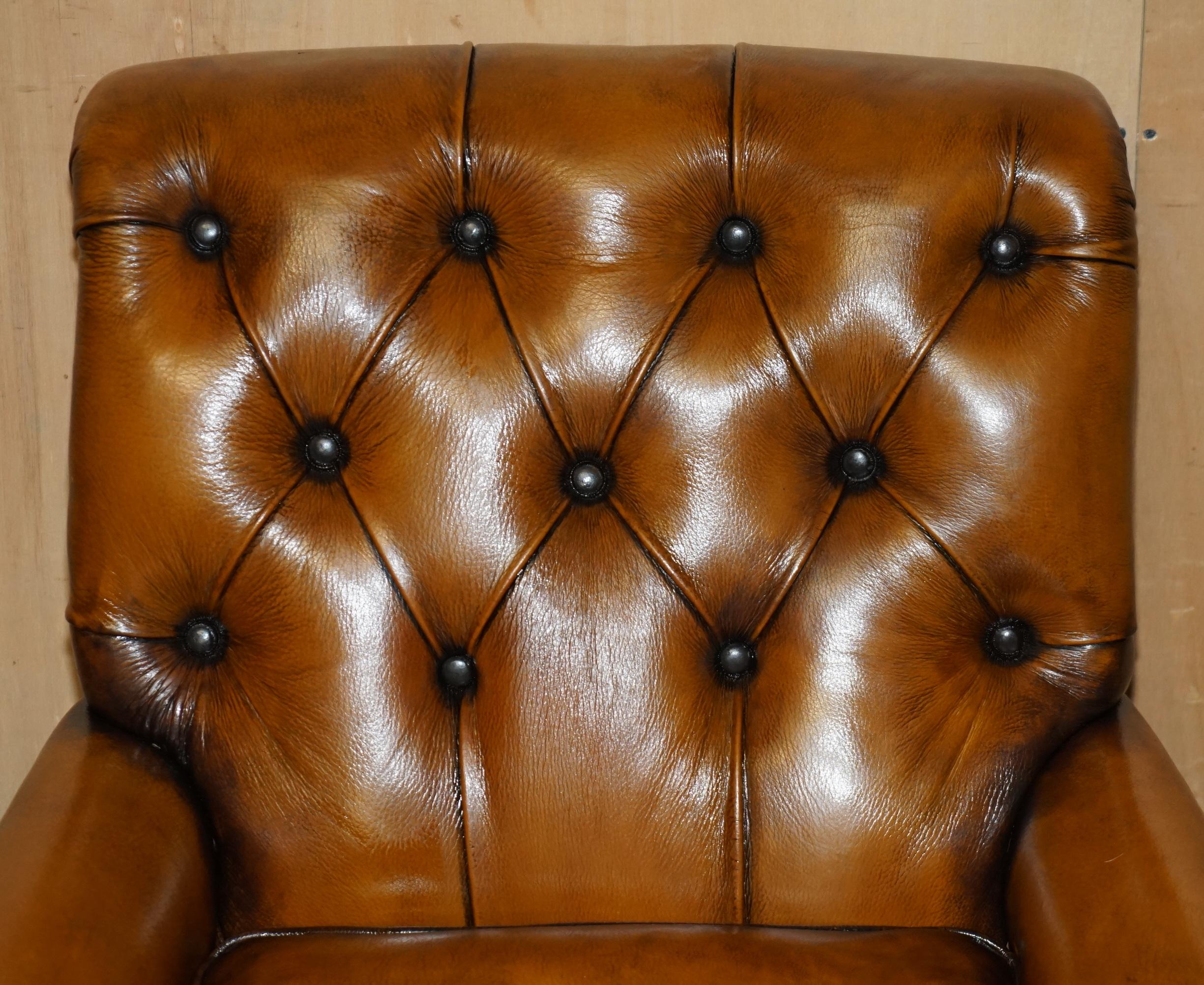 SILLÓN DE CUERO MARRÓN SUPER RARO HOWARD & SON'S COMPLETAMENTE RESTAURADO CHESTERFIELD Inglés en venta