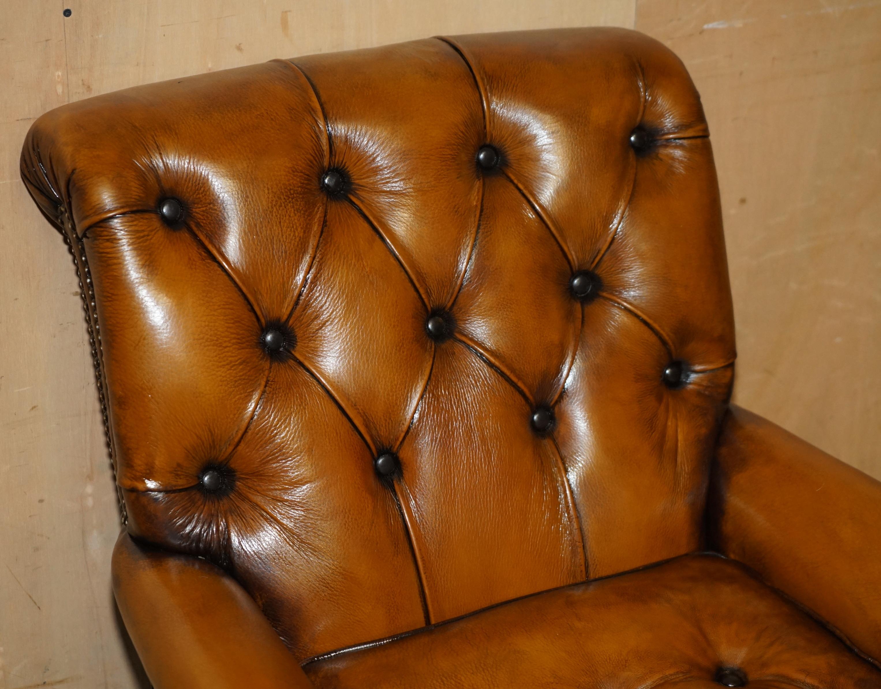 SILLÓN DE CUERO MARRÓN SUPER RARO HOWARD & SON'S COMPLETAMENTE RESTAURADO CHESTERFIELD Hecho a mano en venta