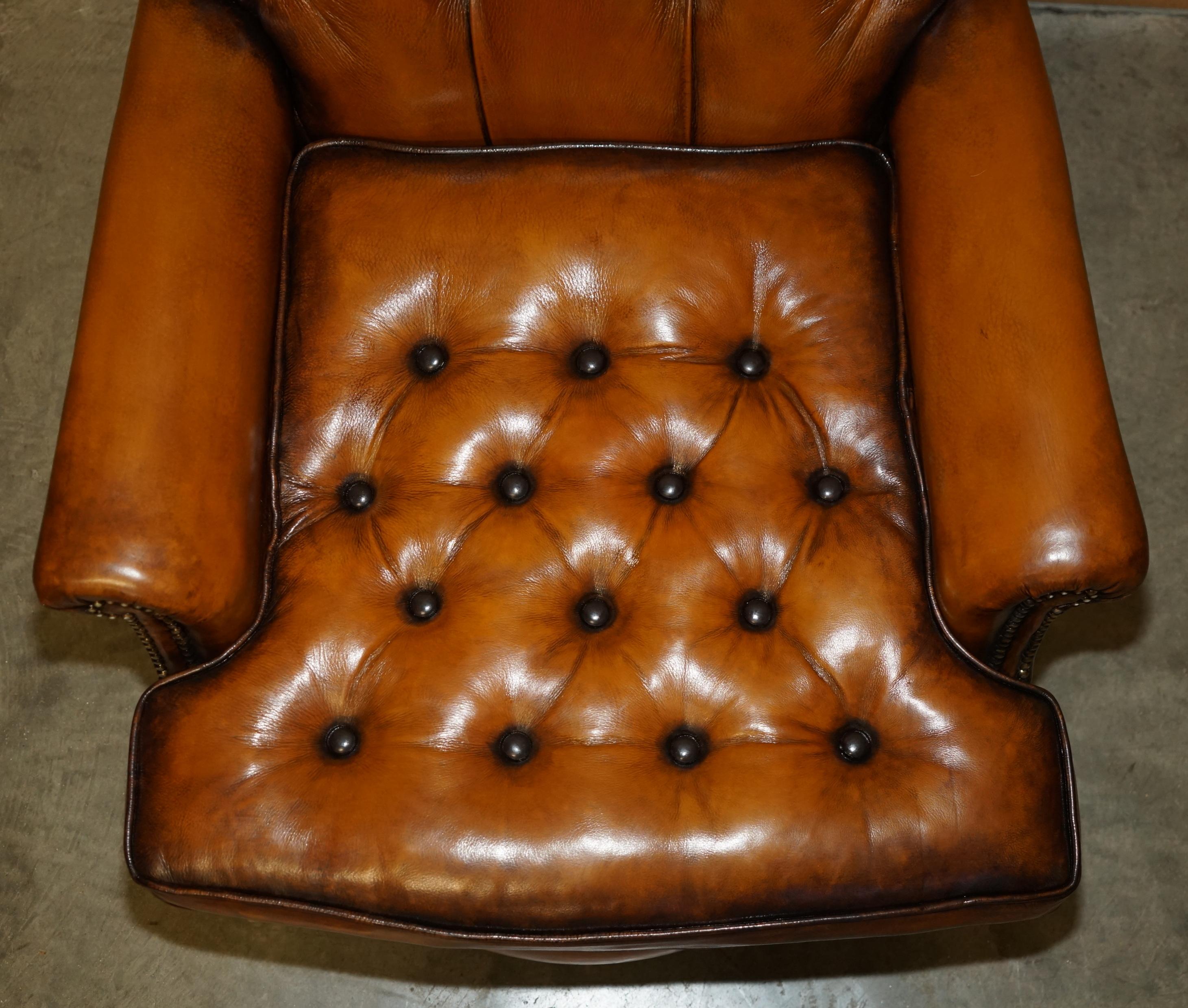 SILLÓN DE CUERO MARRÓN SUPER RARO HOWARD & SON'S COMPLETAMENTE RESTAURADO CHESTERFIELD en Excelente estado para la venta en West Sussex, Pulborough