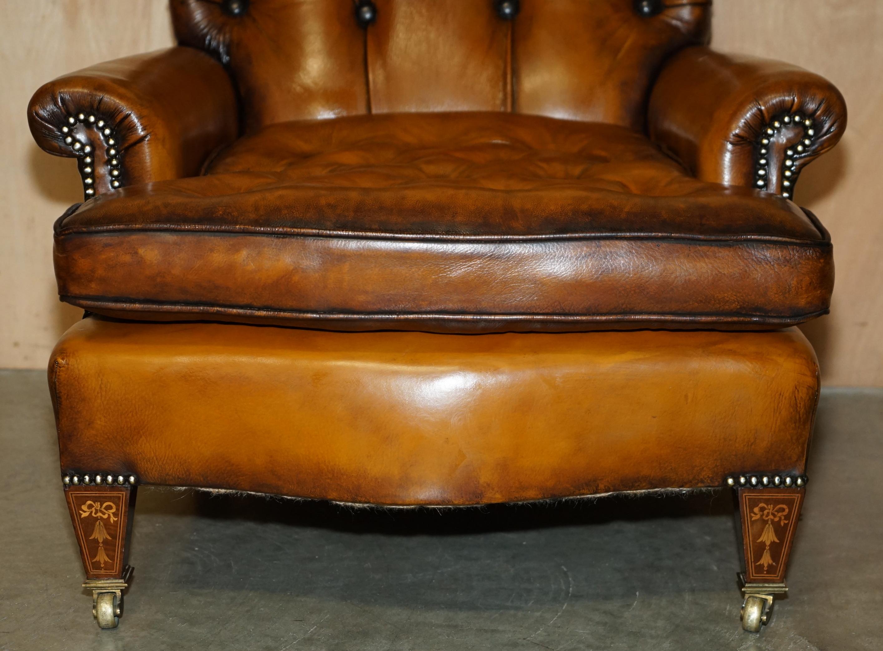 SILLÓN DE CUERO MARRÓN SUPER RARO HOWARD & SON'S COMPLETAMENTE RESTAURADO CHESTERFIELD Mediados del siglo XIX en venta