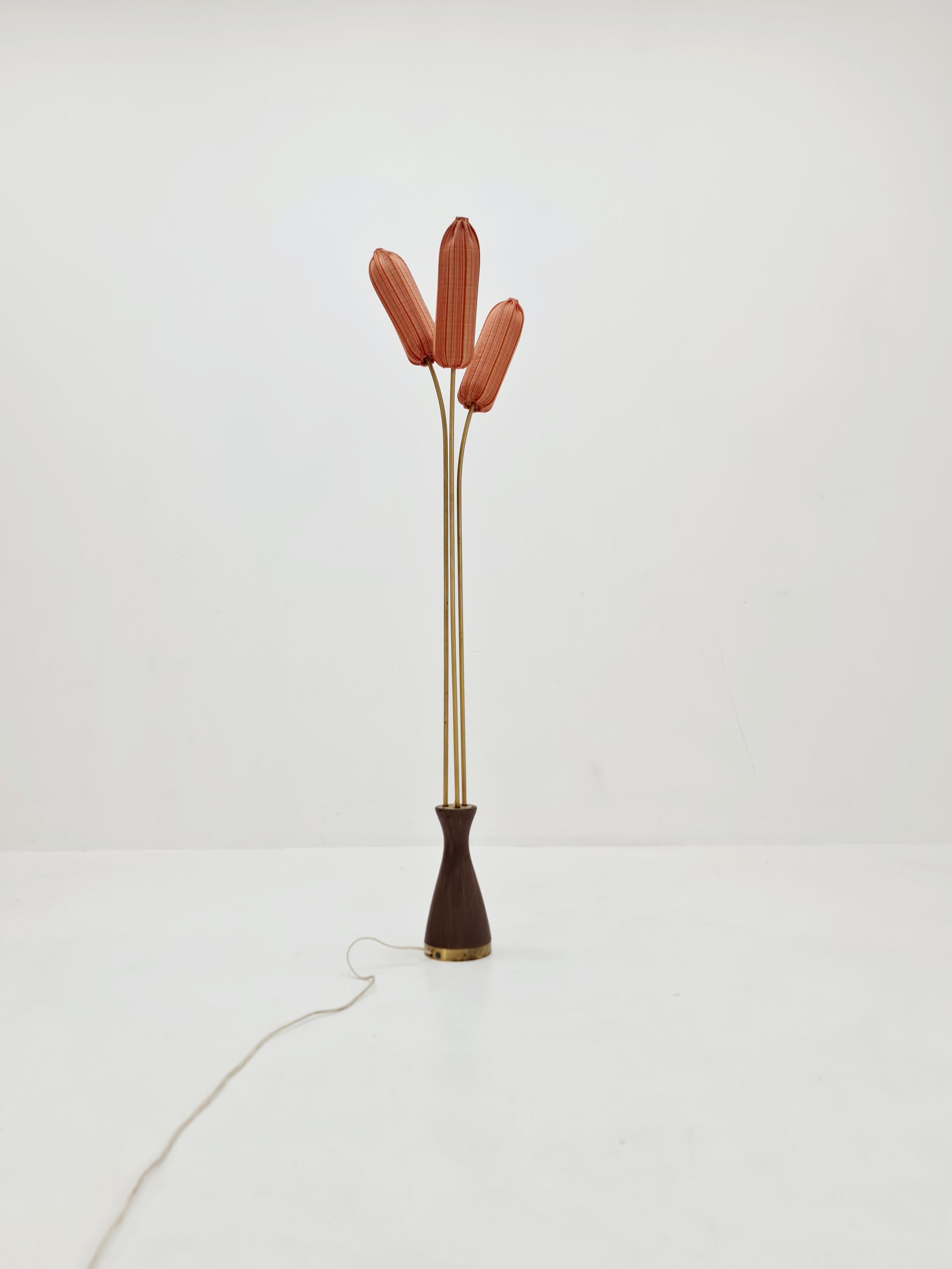 Super rare Swedish floor lamp ceramic, wood and brass by Sonja katzin for Asea, 1950s

the lamp is in perfect condition. the base is made of ceramic and wood, and brass, three brass arms and switch on base. original fabric shades 

Measurements:
 
