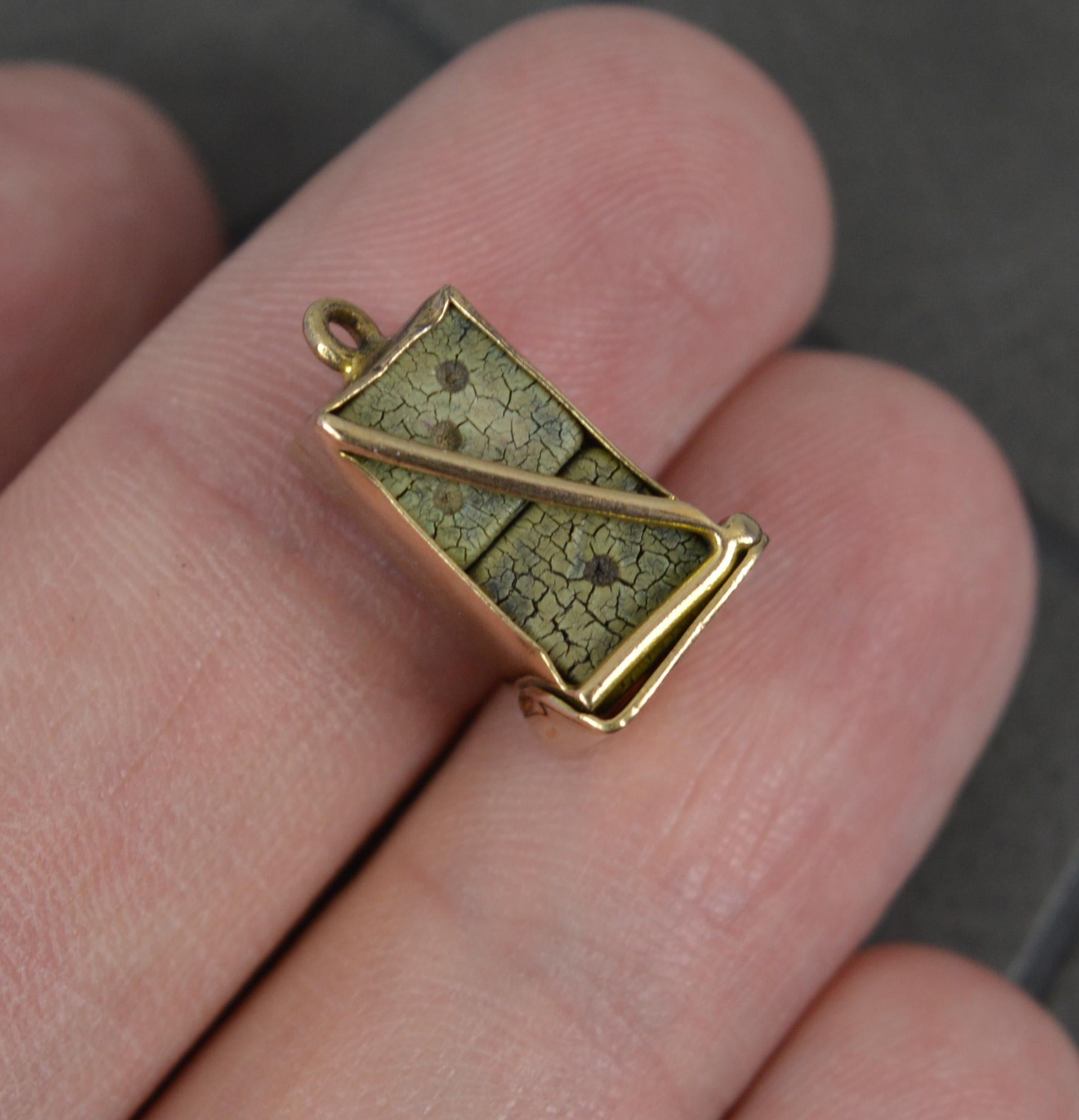 A superb vintage charm pendant.
Solid 9 carat yellow gold example.
Designed to hold a two miniature dice.
1960, London assay.

CONDITION ; Very good. Crisp design. Issue free. Light wear. Please view photographs.
WEIGHT ; 1.3 grams
SIZE ; 12mm x 6mm